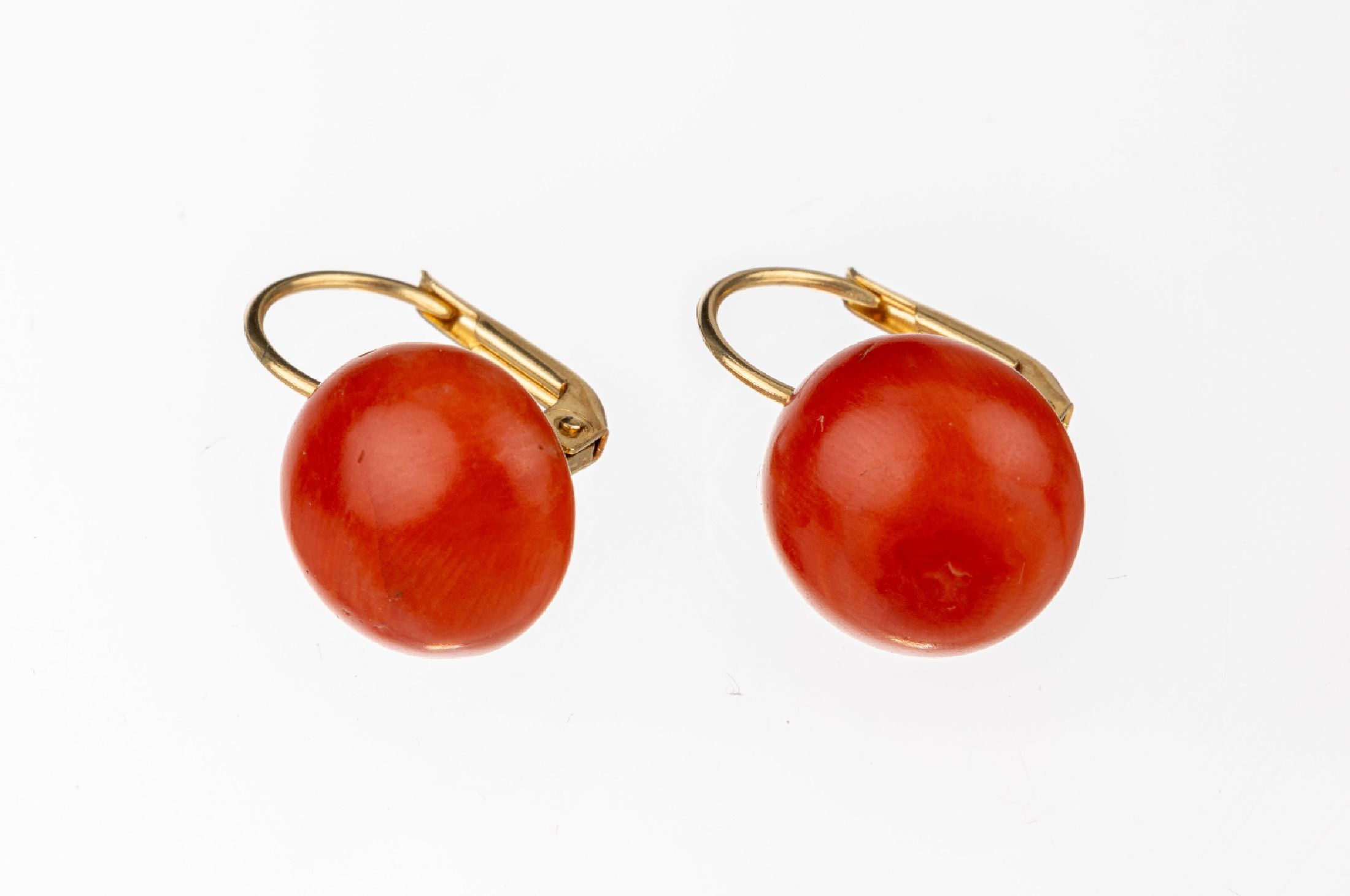 Paar 18 kt Gold Korallen-Ohrhänger, GG 750/000, Korallen-Boutons, D. ca. 12 mm, Versand nur innerhalb der EU, ca. 5.3 g