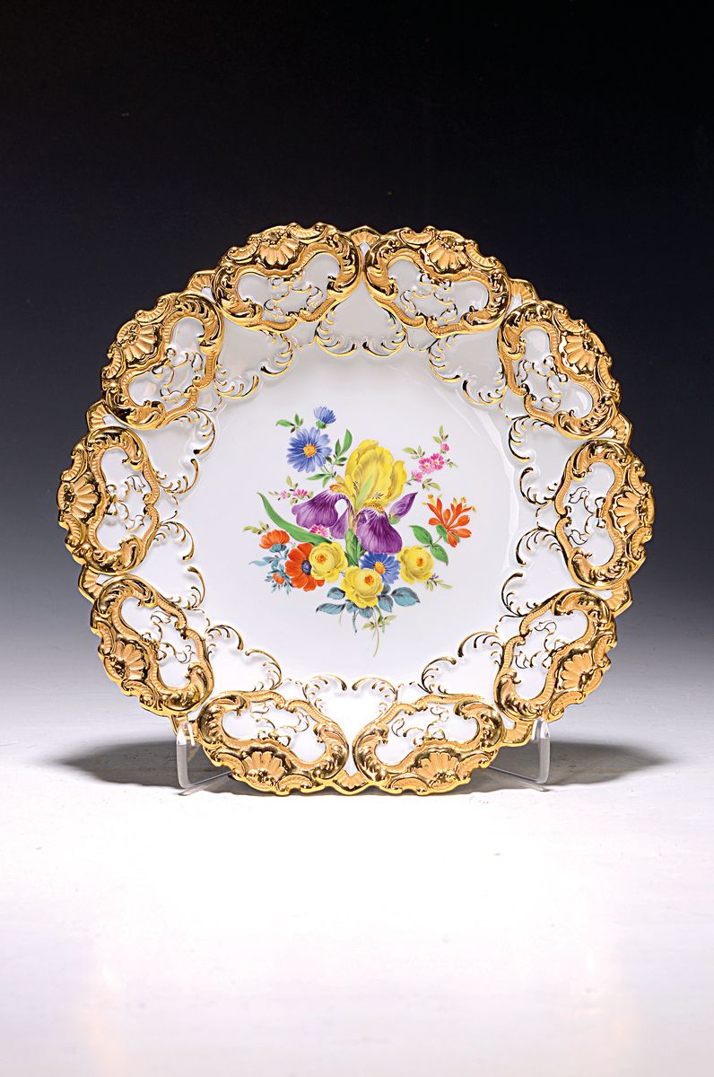 Prunkteller/Prunkschale, Meissen, 60er Jahre, Porzellan, Blumenbukettmalerei, Goldstaffage in Glanz- und Mattvergoldung, D. 27 cm
