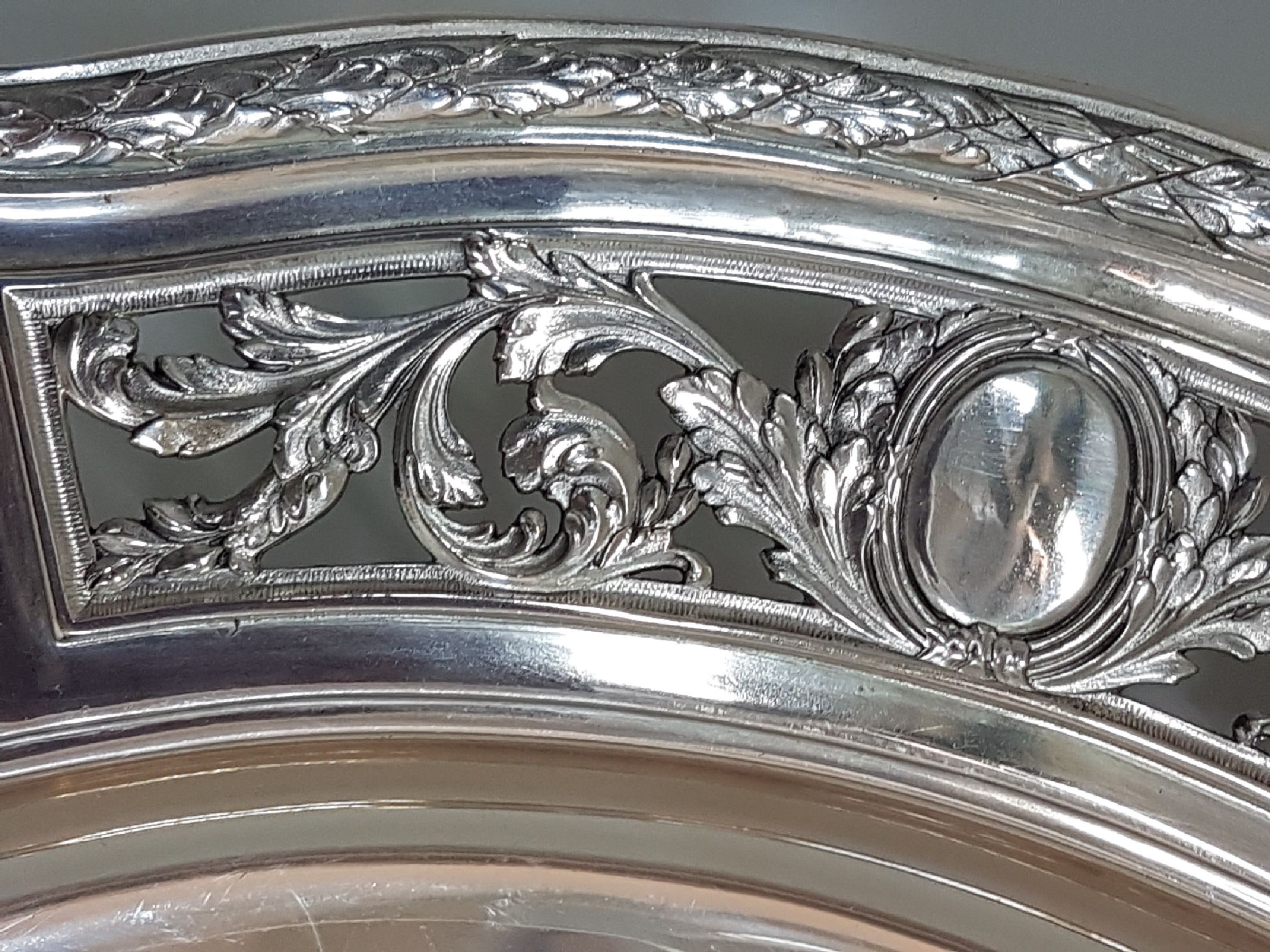 Detail b: Große runde Silberplatte, C. Frey & Söhne, Breslau, um 1914, 800er Silber, Fahne mit Durchbrucharbeit, Akanthusdekor und Medaillons, mittig ...