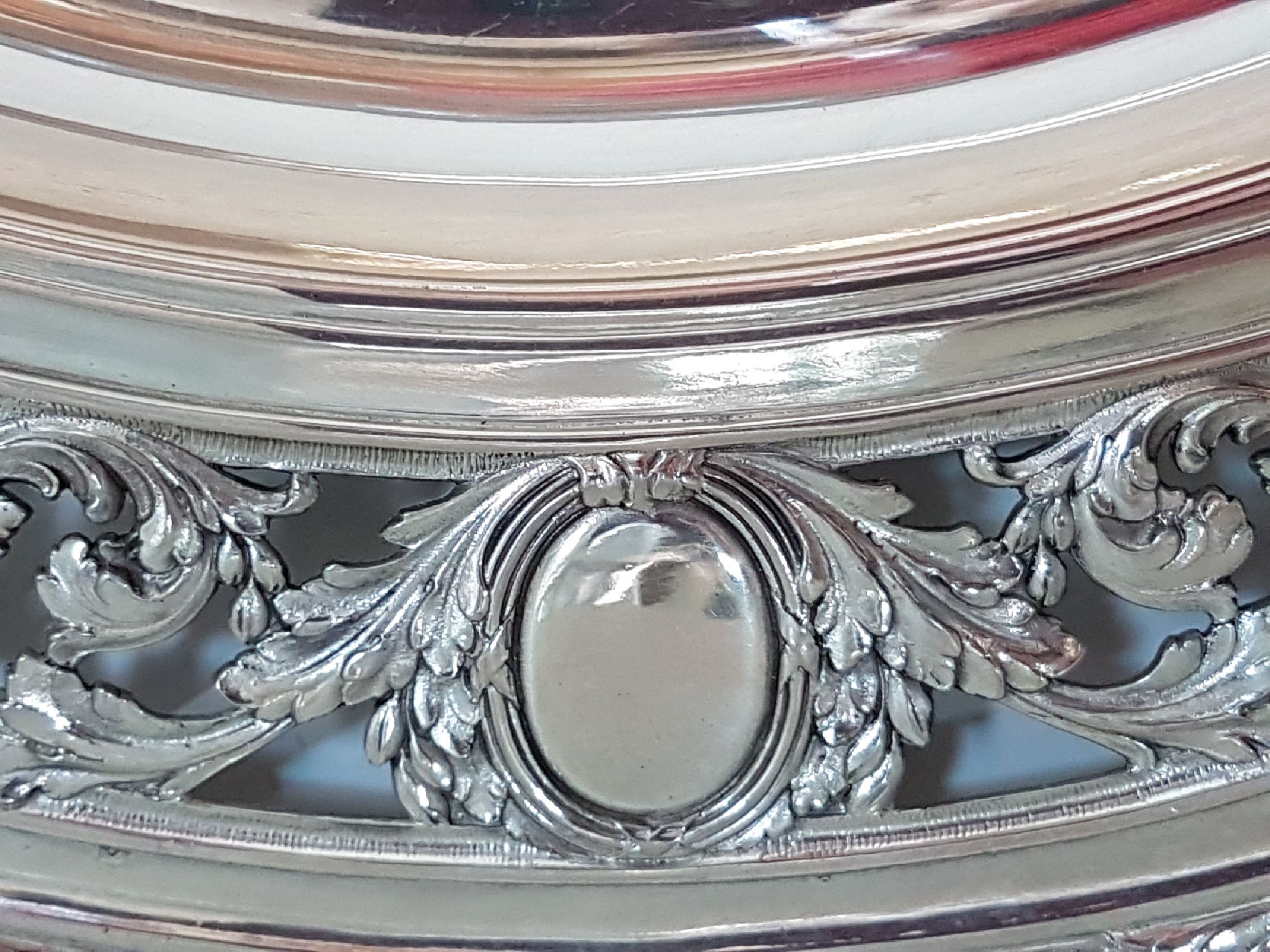 Detail c: Große runde Silberplatte, C. Frey & Söhne, Breslau, um 1914, 800er Silber, Fahne mit Durchbrucharbeit, Akanthusdekor und Medaillons, mittig ...