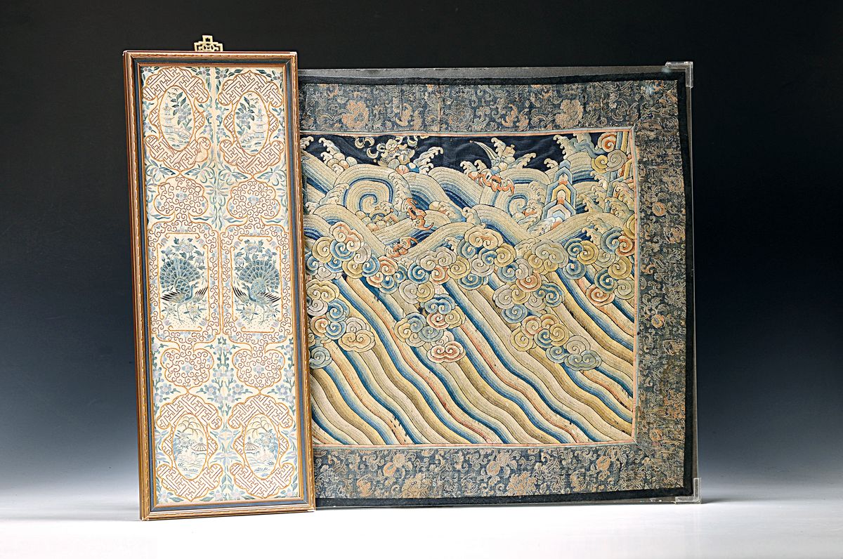 2 Blattstichstickereien, China, um 1900, 1x mit Kranichen und Parkszenen, feine Seidenstickerei, ca. 50x18cm, u.Gl., R. ca. 54x21cm; 1x Fabeltiere in ...