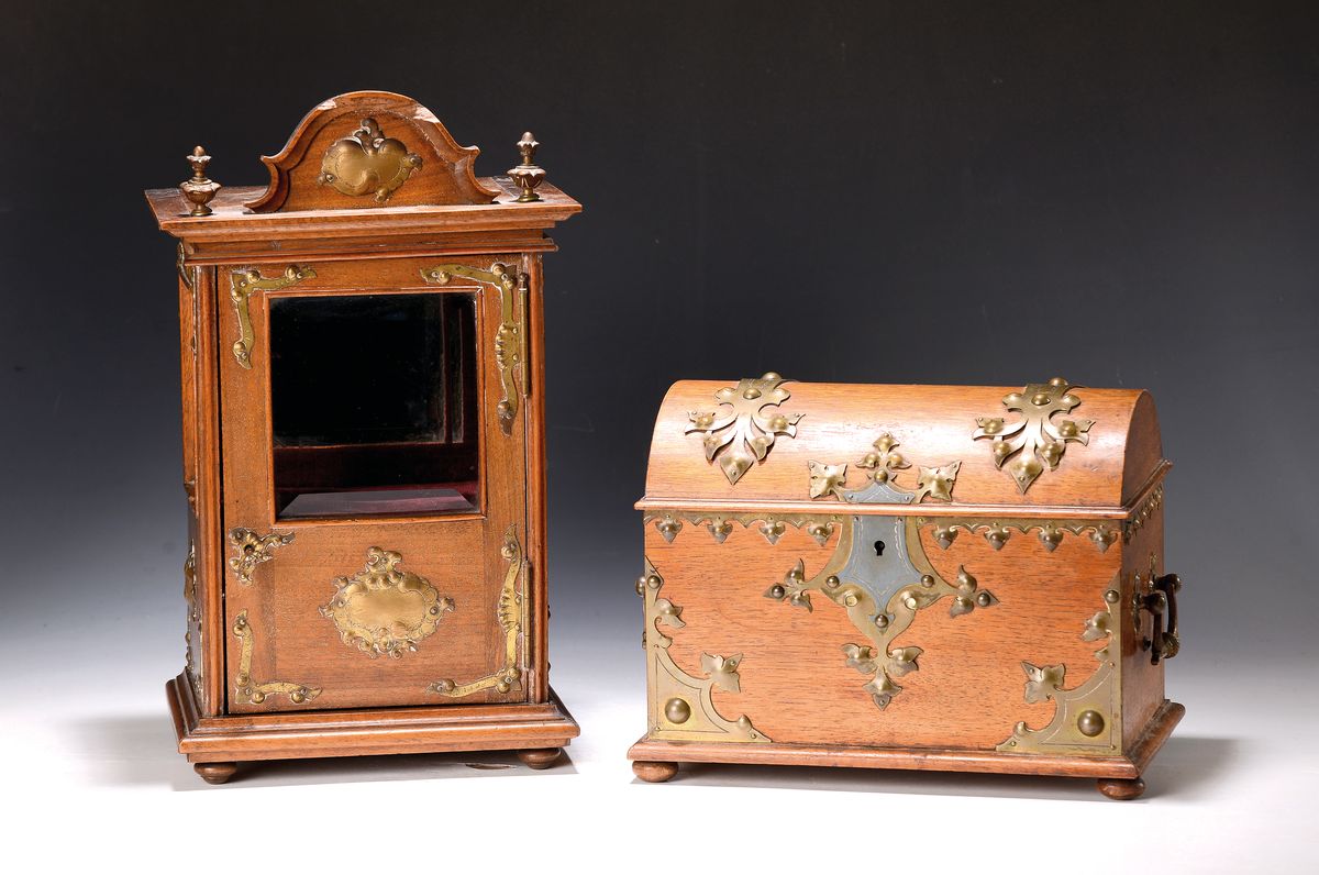 Modellvitrine und Schatulle, deutsch, um 1900, 1. Modellvitrine Nussbaum, dreiseitig verglast, facettierte Scheiben, eine Scheibe beschädigt, innen ...