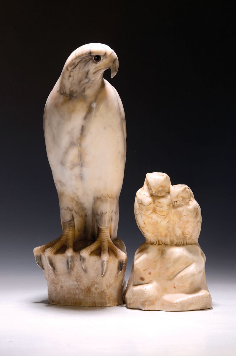 Zwei Alabasterskulpturen, 20/30er Jahre, 1. sitzende Eulen auf Felsformation, am Fels signiert Rex (eventuell Wilhelm Rex), leicht best., ca. 23 x 17 ...