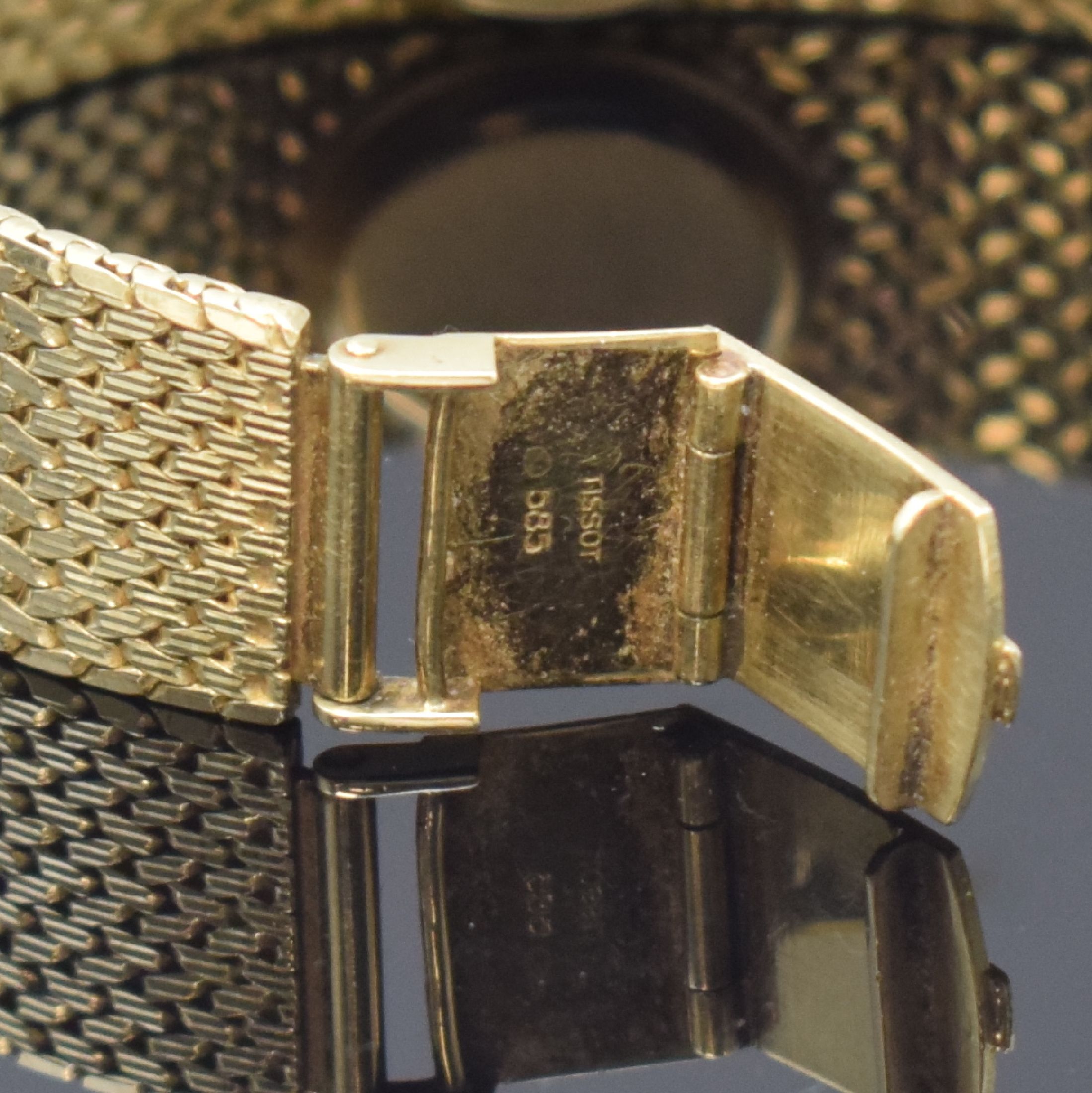 Detail c: TISSOT Damenarmbanduhr in GG 585/000, Schweiz um 1975, quarz, Boden aufgedr., Zifferbl. m. aufges. Std.-Ind., schwarze Zeiger, D. ca. 17 cm, L. ca. ...