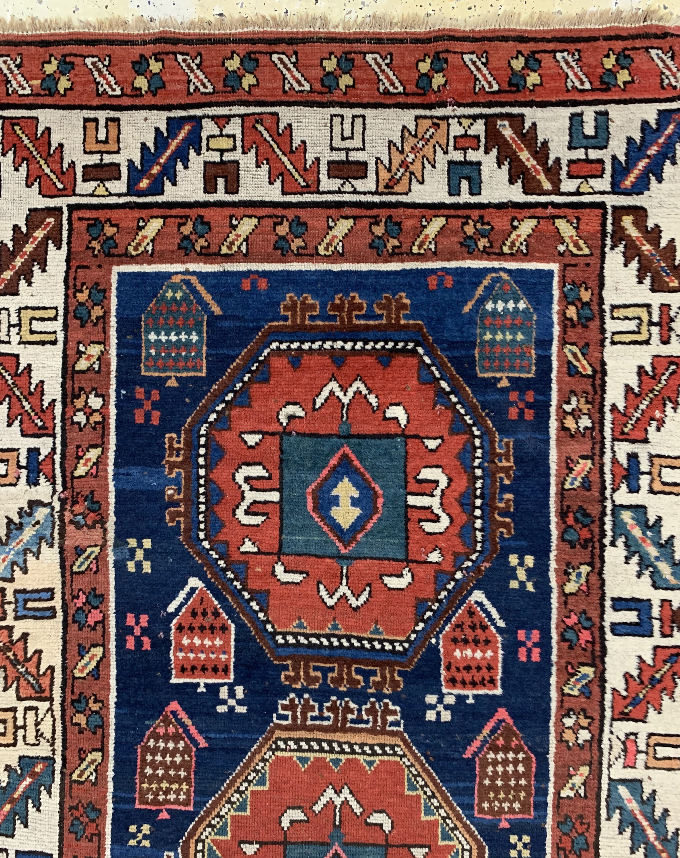 Detail b: Antiker Kazak, Kaukasus, um 1900, Wolle aufWolle, ca. 290 x 115 cm, EHZ: 3(restauriert)