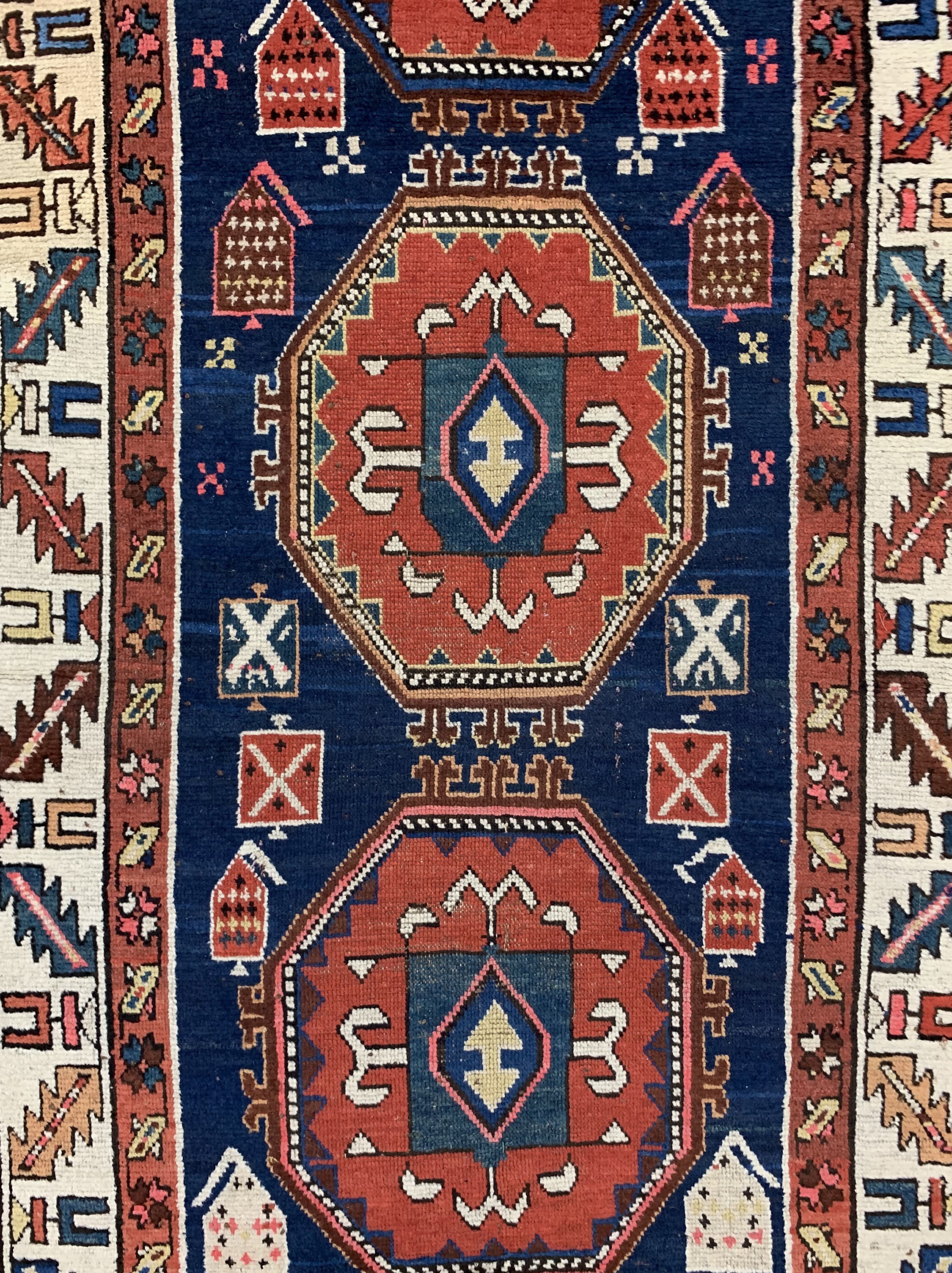 Detail c: Antiker Kazak, Kaukasus, um 1900, Wolle aufWolle, ca. 290 x 115 cm, EHZ: 3(restauriert)