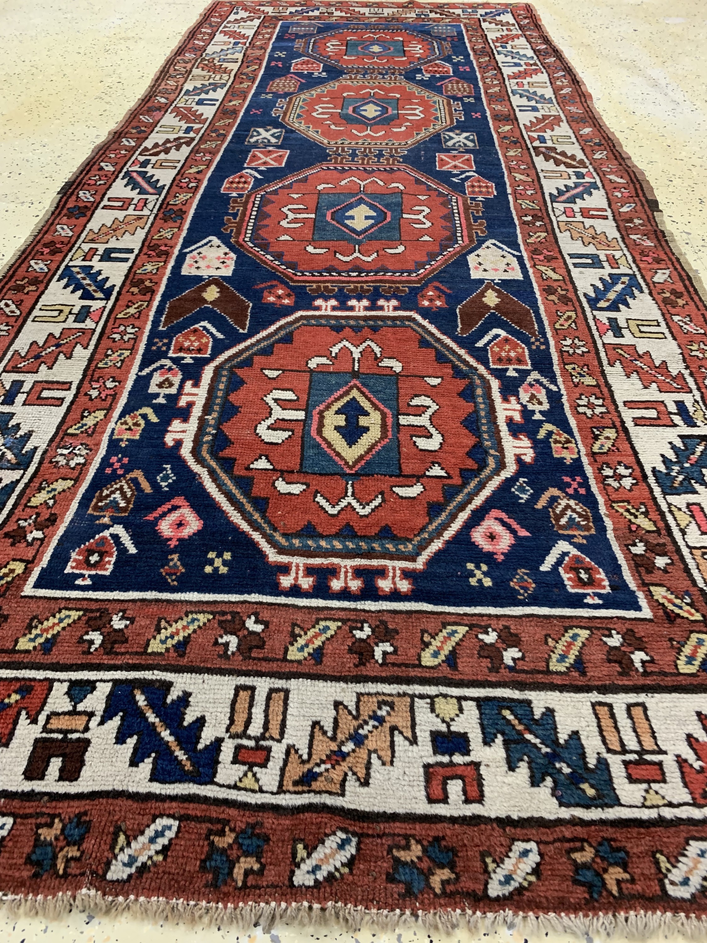 Detail d: Antiker Kazak, Kaukasus, um 1900, Wolle aufWolle, ca. 290 x 115 cm, EHZ: 3(restauriert)