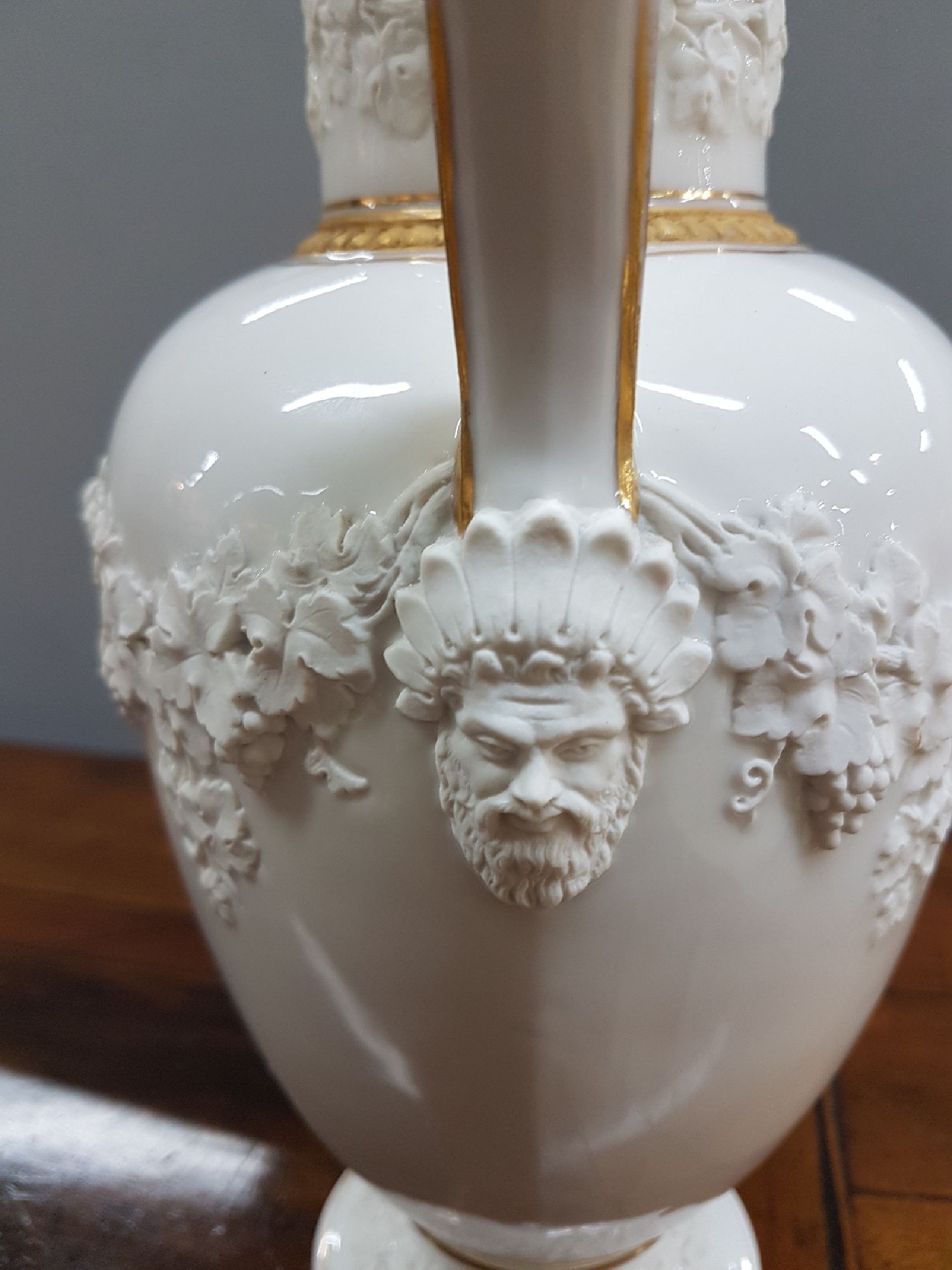 Detail d: Kanne, Kgl. Kopenhagen, 1. Hälfte 19. Jh., Porzellan, weiß glasiert, mit aufgelegten Appliken aus Biskuitporzellan, Maskerone und Weinlaubfriese ...
