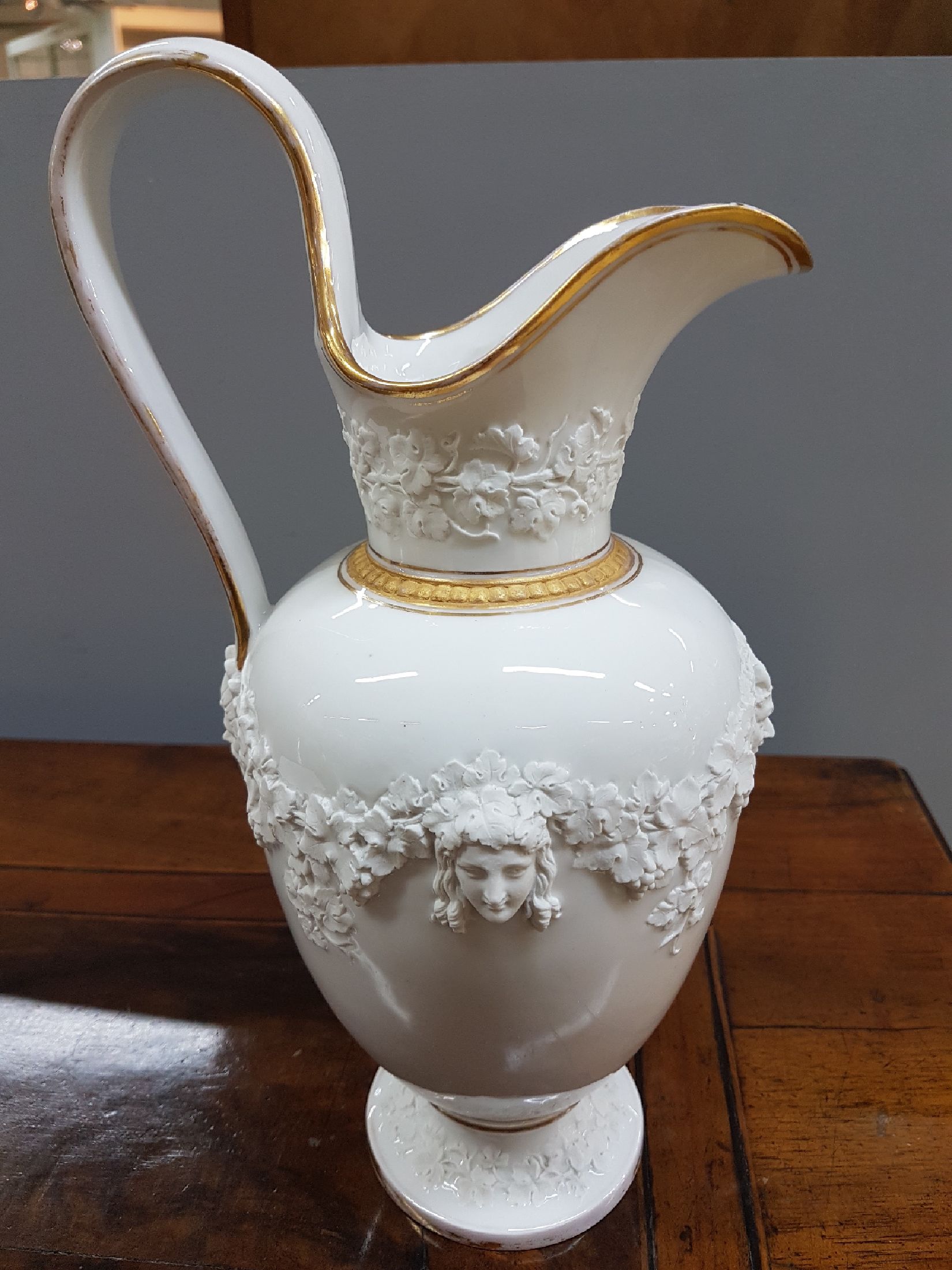 Detail e: Kanne, Kgl. Kopenhagen, 1. Hälfte 19. Jh., Porzellan, weiß glasiert, mit aufgelegten Appliken aus Biskuitporzellan, Maskerone und Weinlaubfriese ...