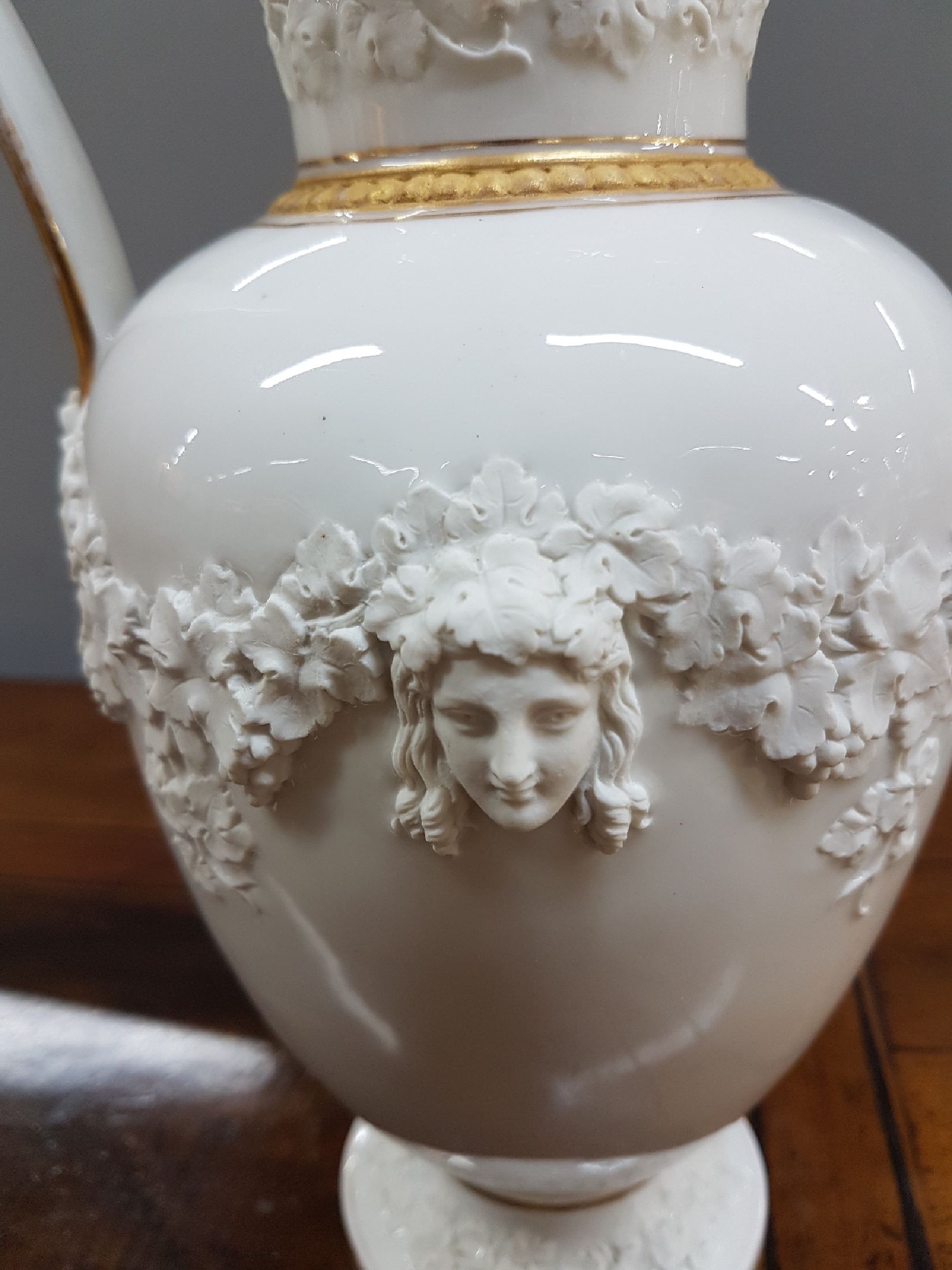 Detail f: Kanne, Kgl. Kopenhagen, 1. Hälfte 19. Jh., Porzellan, weiß glasiert, mit aufgelegten Appliken aus Biskuitporzellan, Maskerone und Weinlaubfriese ...