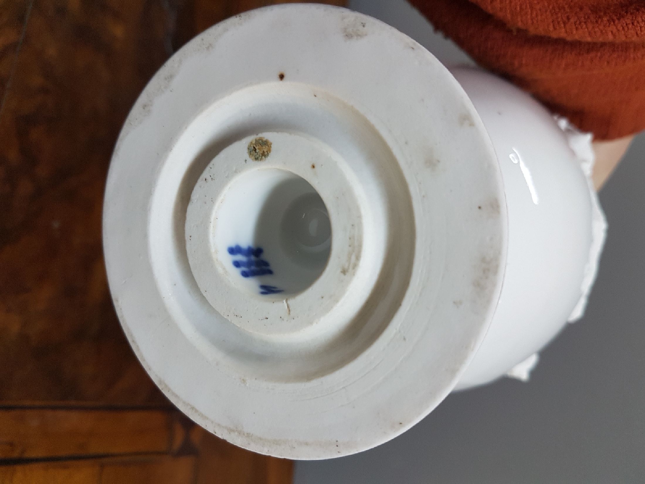Detail k: Kanne, Kgl. Kopenhagen, 1. Hälfte 19. Jh., Porzellan, weiß glasiert, mit aufgelegten Appliken aus Biskuitporzellan, Maskerone und Weinlaubfriese ...