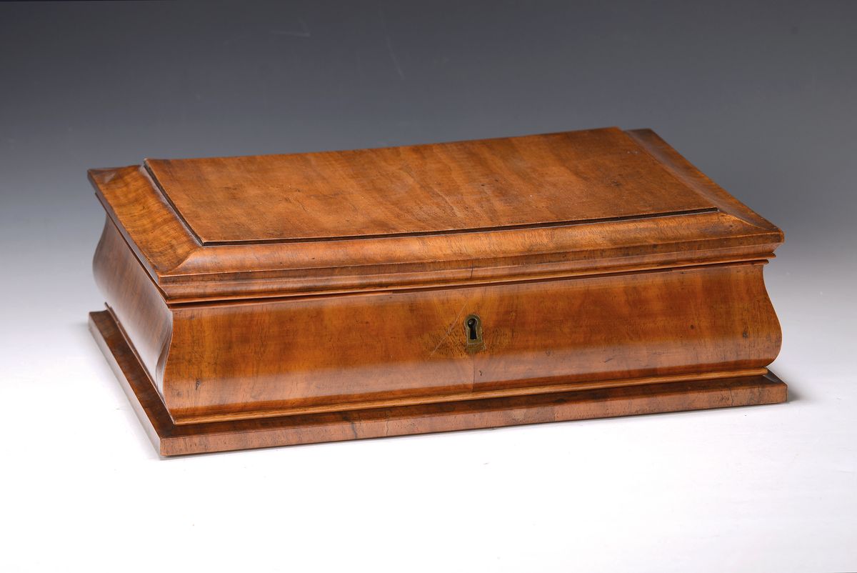 Deckelschatulle, Biedermeier, um 1830, Nussbaum, herausnehmbarer Inneneinsatz, Einrichtung aus Ahorn, leichte Alters- und Gebrauchsschäden, ohne ...