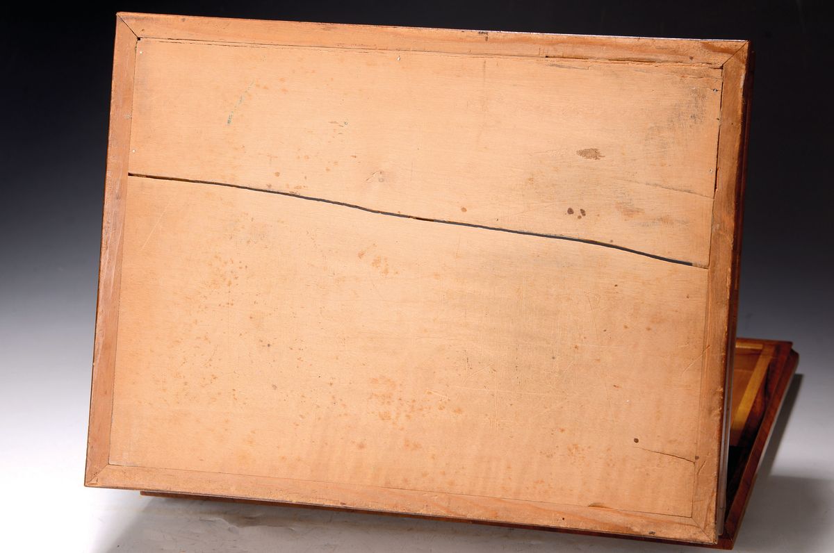 Detail a: Deckelschatulle, Biedermeier, um 1830, Nussbaum, herausnehmbarer Inneneinsatz, Einrichtung aus Ahorn, leichte Alters- und Gebrauchsschäden, ohne ...