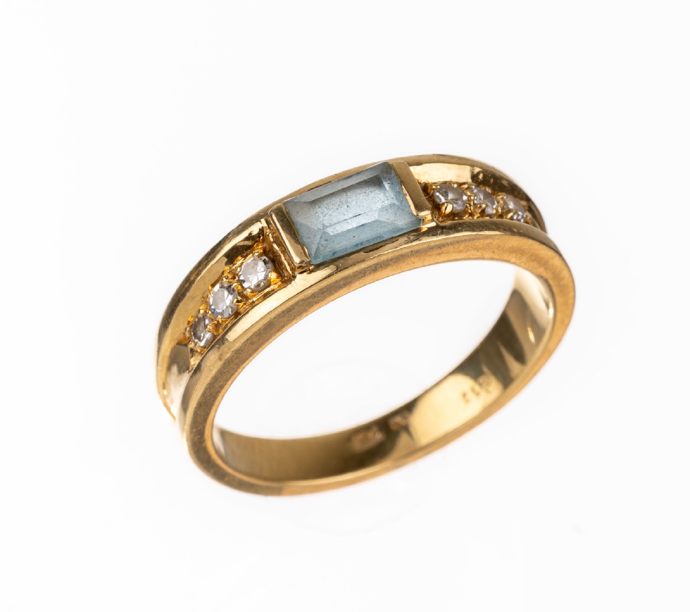 18 kt Gold Topas-Diamant-Ring, GG 750/000, mittig kl. Blautopas (beh.) im Treppenschliff,seitl. 6 8/8-Diamanten zus. ca. 0.12 ct (grav.) Weiß/si, ...