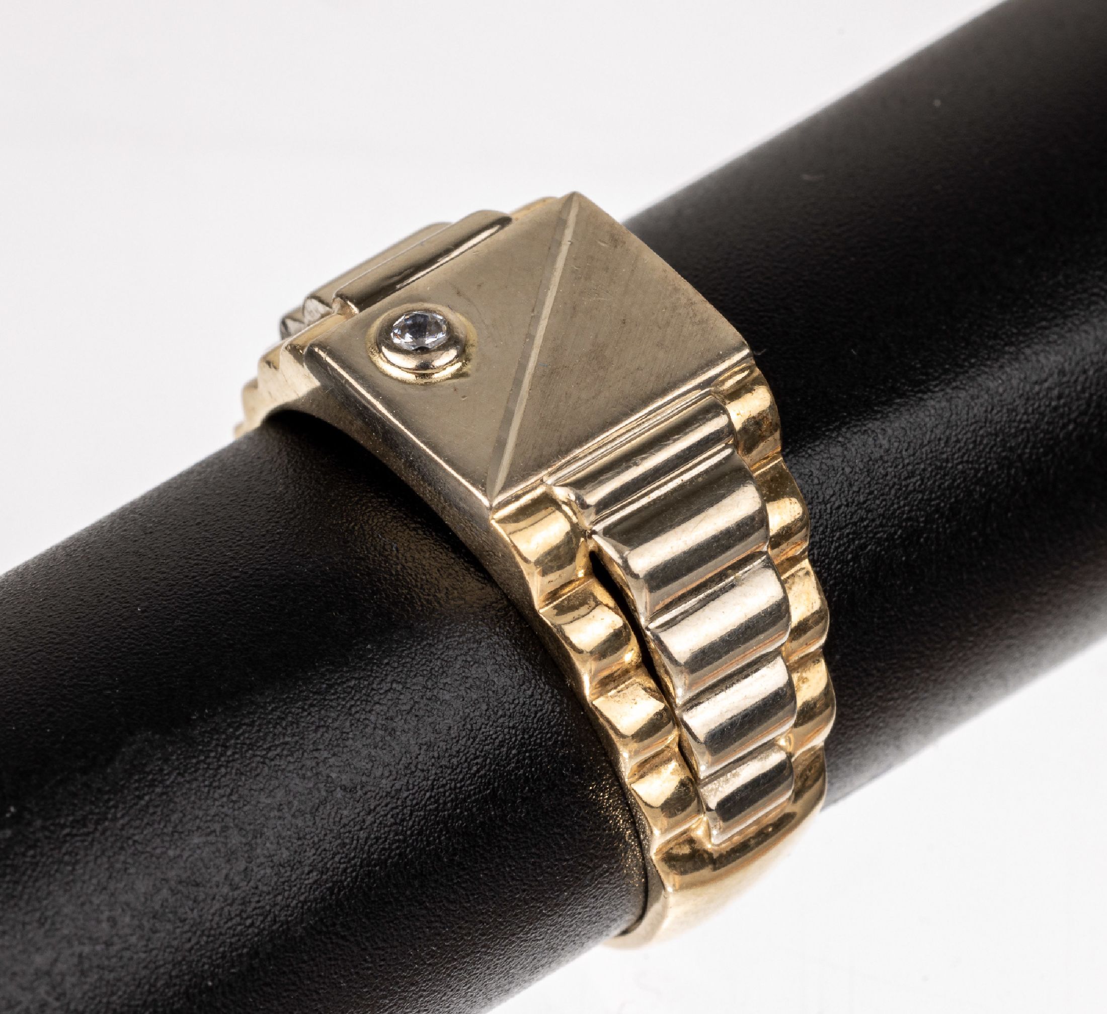 14 kt Gold Brillant-Herrenring, GG/WG 585/000, Ringkopf pol. und sat., mit kl. Brillant, Ringschultern getreppt, RW 67, ca. 7.6 g