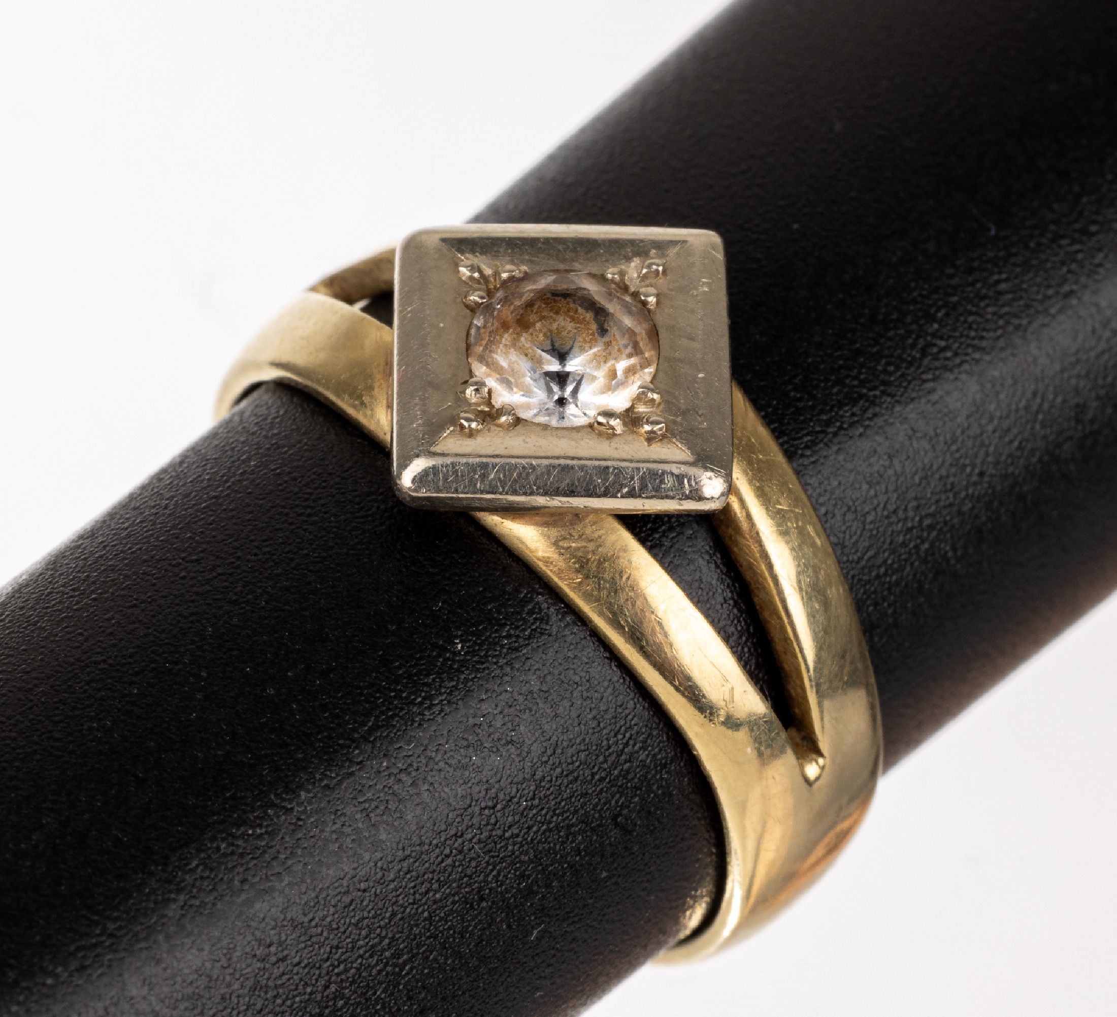 14 kt Gold Ring, GG/WG 585/000, Ringkopf quadratisch in WG mit Diamantimitation, RW 60,ca. 5.6 g