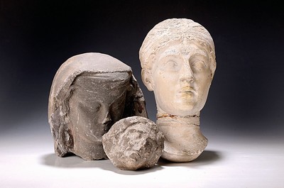 Image 26719753 - Three heads based on antique models, plaster, damaged or fragments, height approx. 10-30 cm