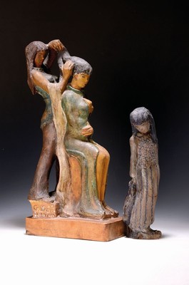 Image 26719759 - Gretel Kratz Hanow, Königstein, two ceramic sculptures, clay: 1. Fisherman girl, colored glaze, monogrammed, h. 34 cm, dam. or glued, 2nd group of figures, doing hairdressing, woman styling the hair of a seated young woman, signed, around 1960, approx. 49 x 22 x 16.5 cm, on a wooden base