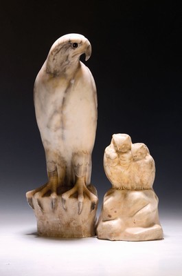 Image 26719763 - Two alabaster sculptures, 20/30s, 1. sitting owls on a rock formation, signed on the rock Rex (possibly Wilhelm Rex), slightly dam., approx. 23 x 17 cm, 2. sitting eagle, with glass eyes, dam. on the tail feathers, H. approx. 45 cm