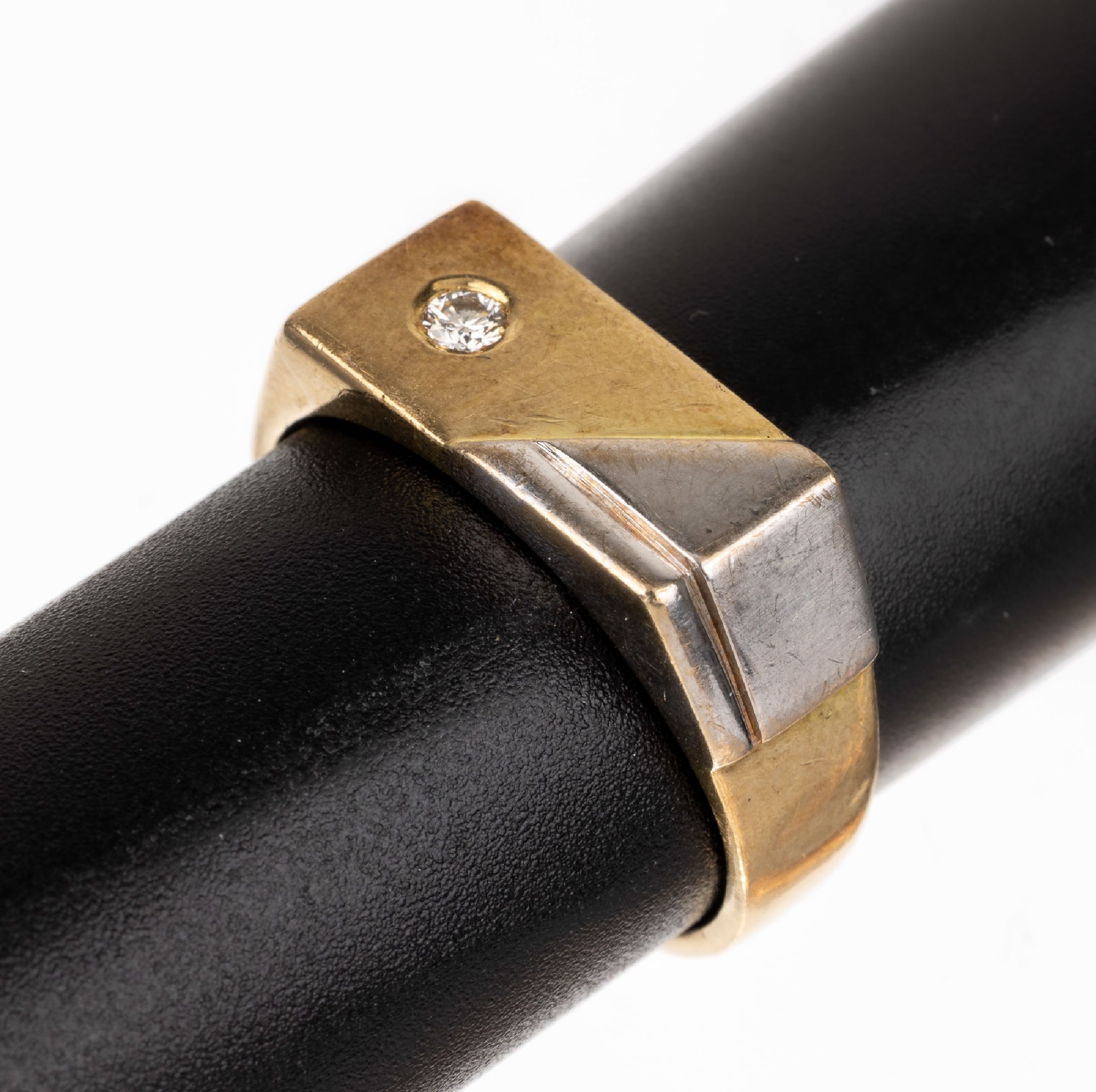 18 kt Gold Brillant-Ring, GG/WG 750/000, schlichte Gestaltung, Ringkopf GG und WG, 1 Brillant ca. 0.05 ct Weiß/si, RW 60, ca. 8.9 g