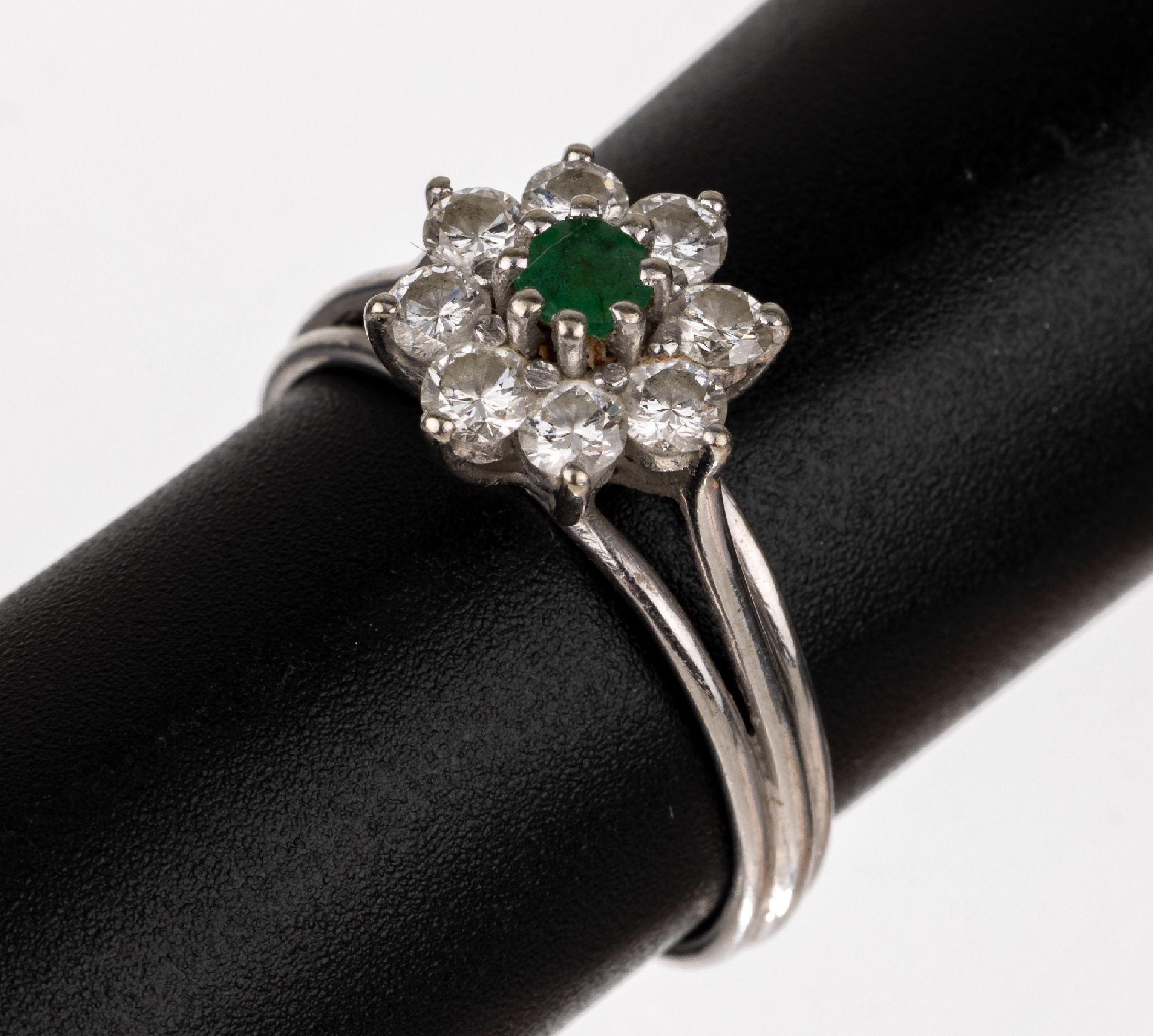 14 kt Gold Smaragd-Brillant-Ring, WG 585/000, mittig erhaben gefasster rundfacett. Smaragd ca. 0.15 ct, umgeben von 8 Brillanten zus. ca. 0.40 ct ...