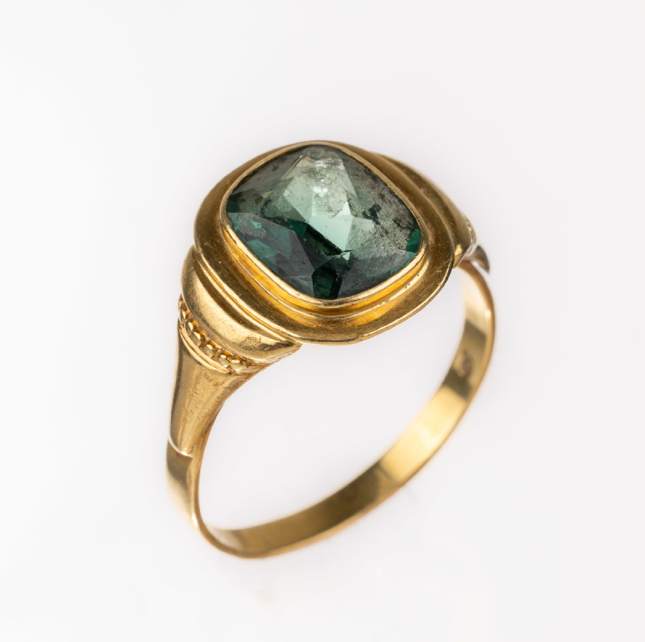 18 kt Gold Turmalin-Ring, GG 750/000, schlichte Gestaltung, grüner Turmalin im Kissenschliff, RW 53, ca. 2.7 g