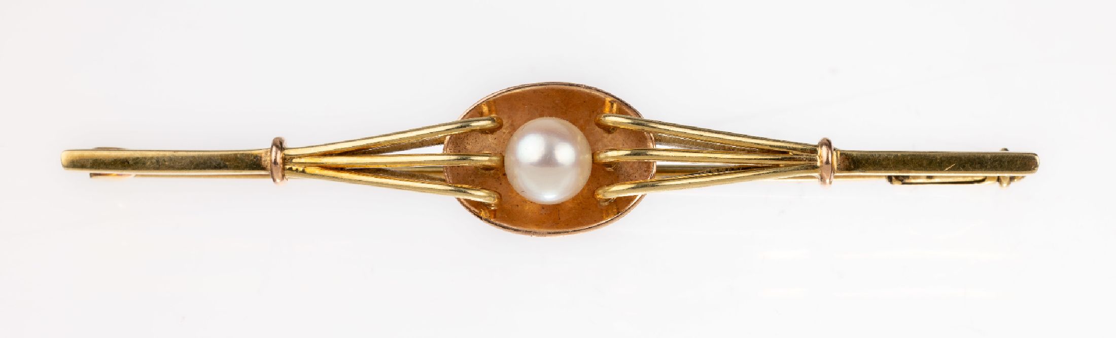 14 kt Gold Zuchtperl-Brosche, GG 585/000, konkaves Mittelteil mit Akoyazuchtperle, D. ca. 5.6 mm, L. ca. 6.2 cm, ca. 5.1 g