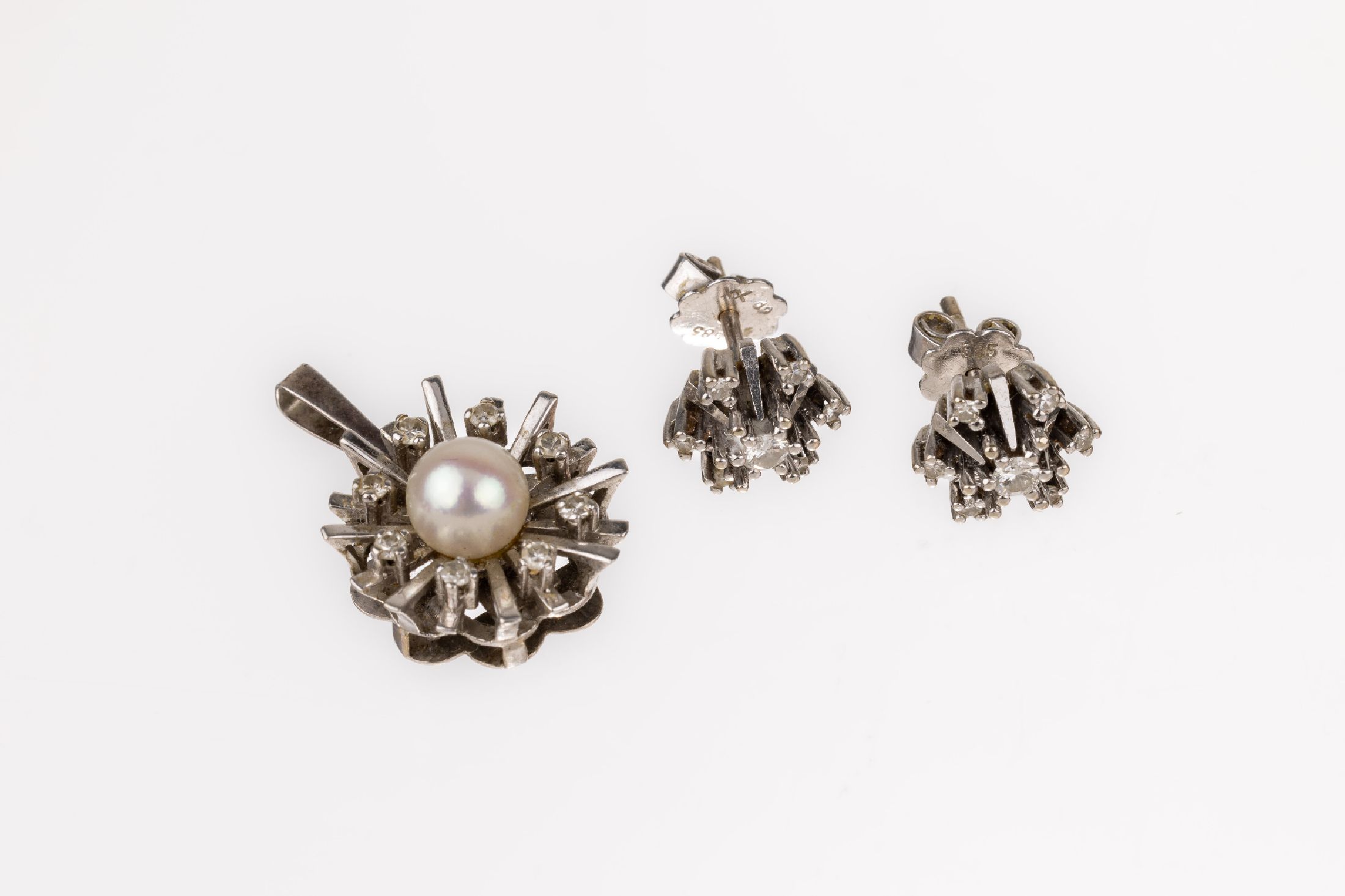 18 und 14 kt Gold Konvolut, WG 750/000 und 585/000, best. aus: 1 Anhänger, mittig Akoyazuchtperle, D. ca. 6.3 mm, umgeben von kl. 8/8-Diamanten, ...