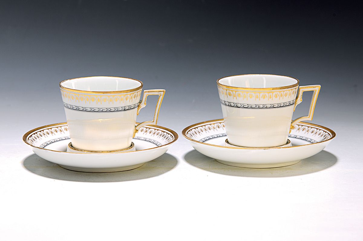 2 Tassen mit Untertassen Trembleuse, Wien, um 1800-1820, klassische Empireform mit umlaufender Schwarzlotbordüre und Goldrand, nur leicht berieben, ...