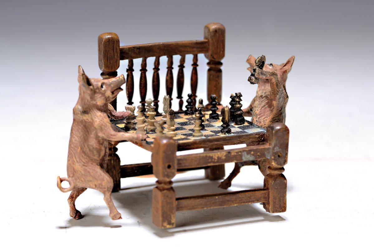 Wiener Bronze, Schweine beim Schachspiel, bunt staffiert, ca. 6x9x6 cm