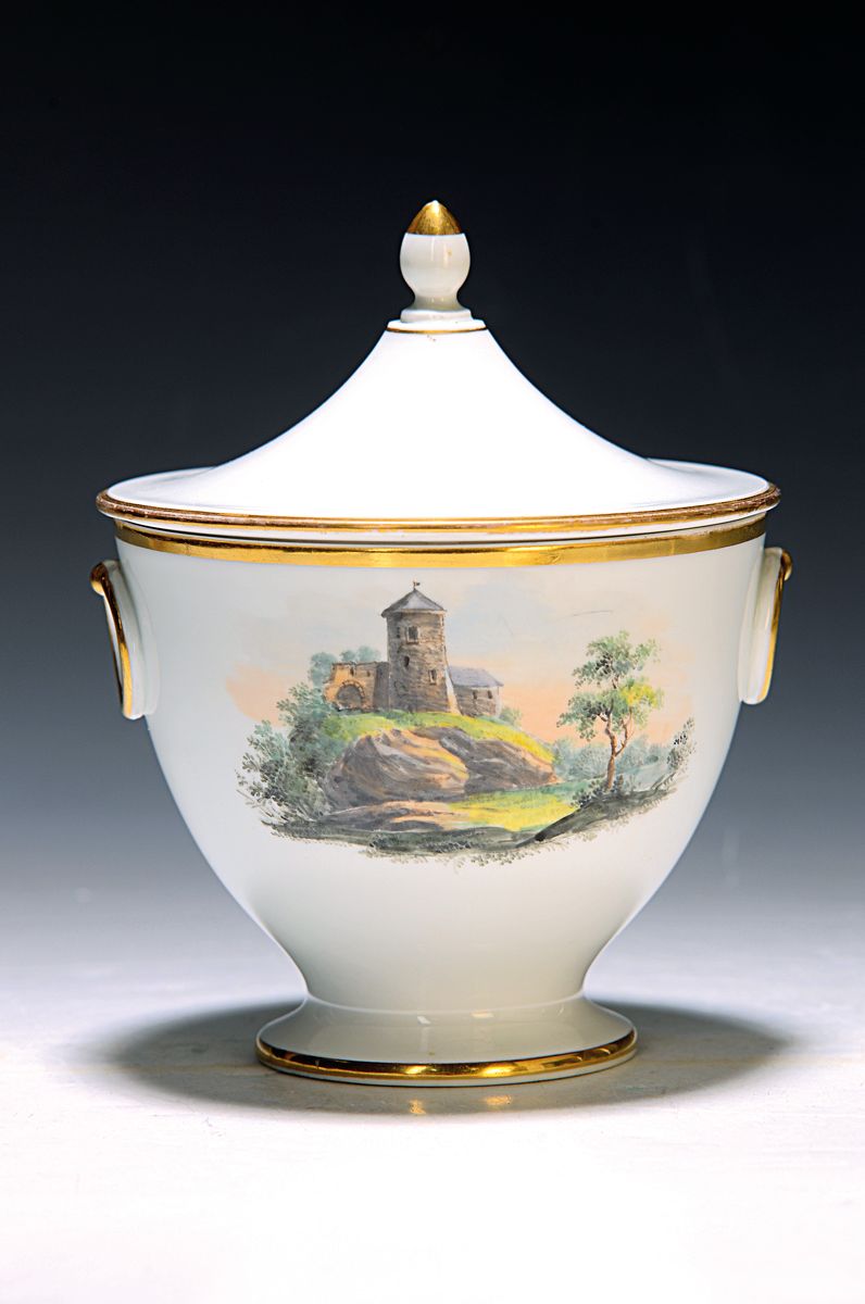 Deckeldose, Nymphenburg, um 1810-1850, Porzellan, zwei angedeutete Ringhenkel, Korpus fein bunt bemalt mit zwei Landschaften: Landschaft mit Turm auf ...