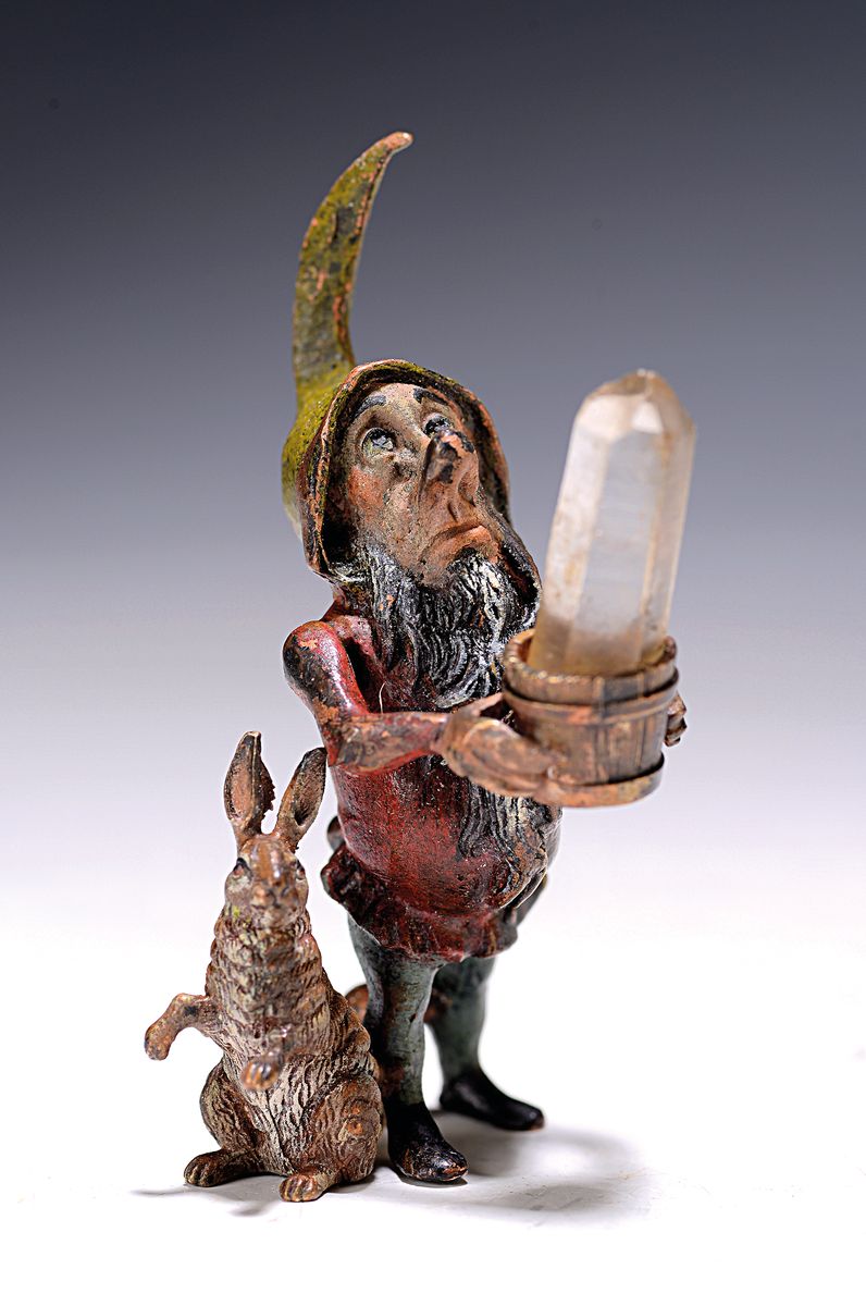 Wiener Bronze, Zwerg mit Kristall, sign. am Boden des Kristall, H. ca. 8 cm