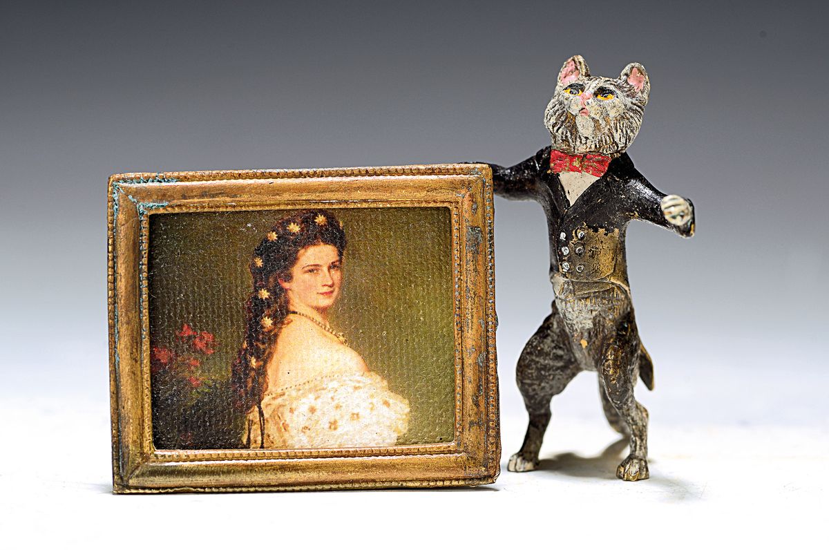 Wiener Bronze, Katze mit Bild von Kaiserin Sissi, sign. Franz Bergmann, ca.8x7 cm