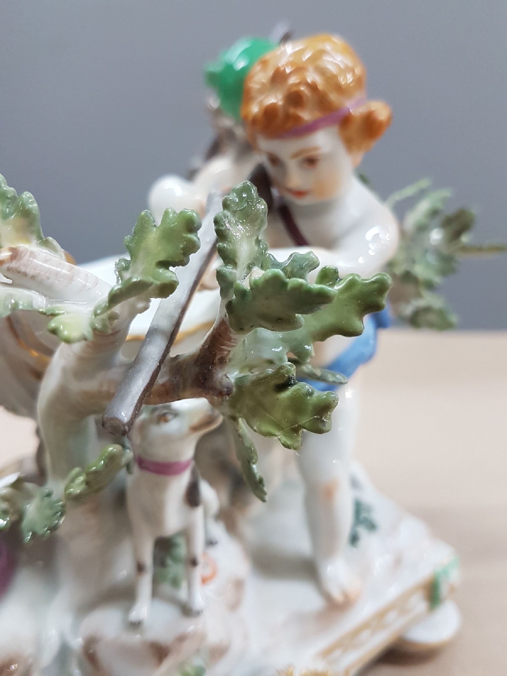 Detail g: Seltener Tafelaufsatz mit Putten, Meissen, um 1900, zentrale Muschelschale auf Felsen, umgeben von drei Putten mit jagdlichen Attributen: zwei mit ...