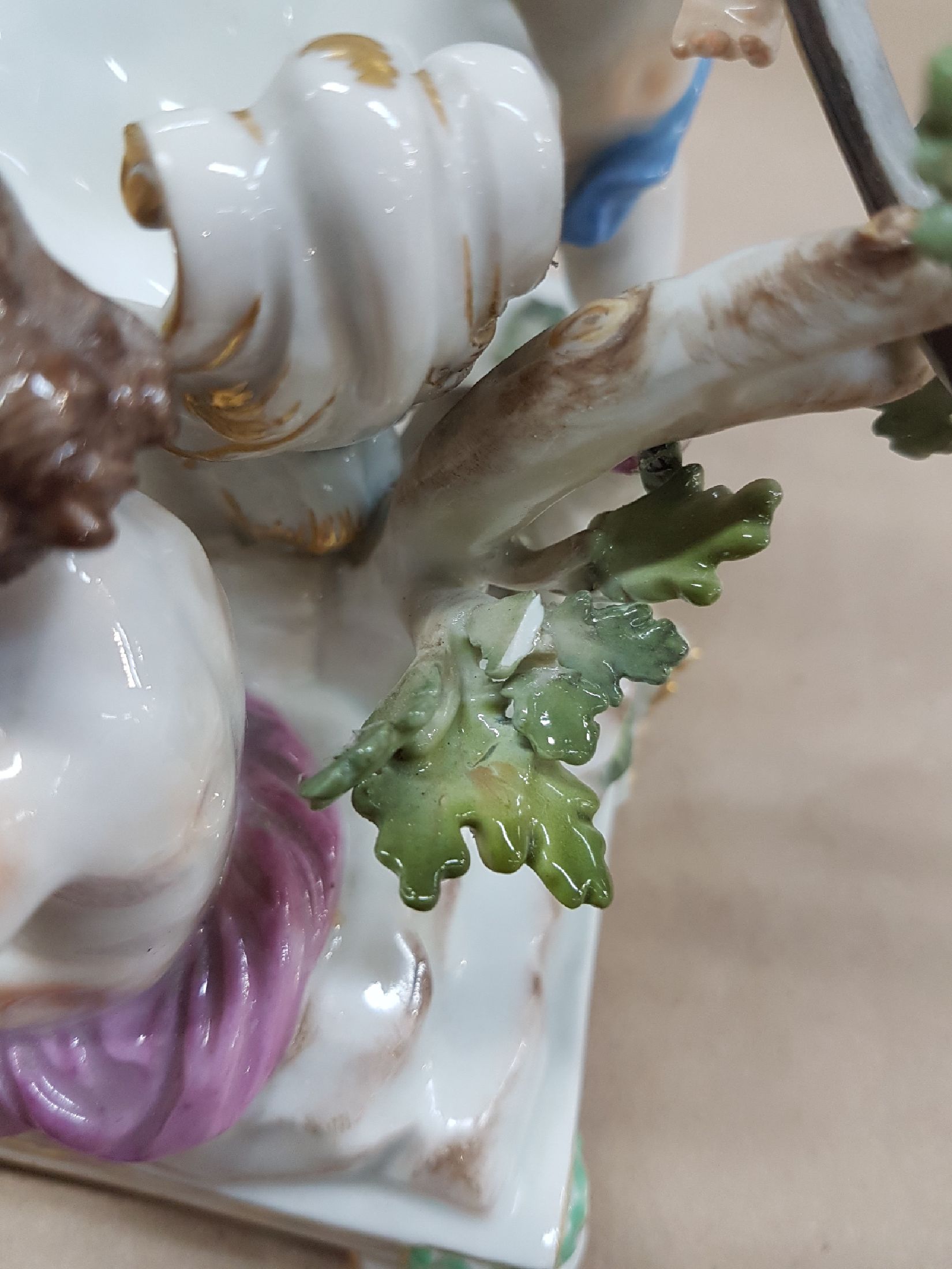Detail h: Seltener Tafelaufsatz mit Putten, Meissen, um 1900, zentrale Muschelschale auf Felsen, umgeben von drei Putten mit jagdlichen Attributen: zwei mit ...