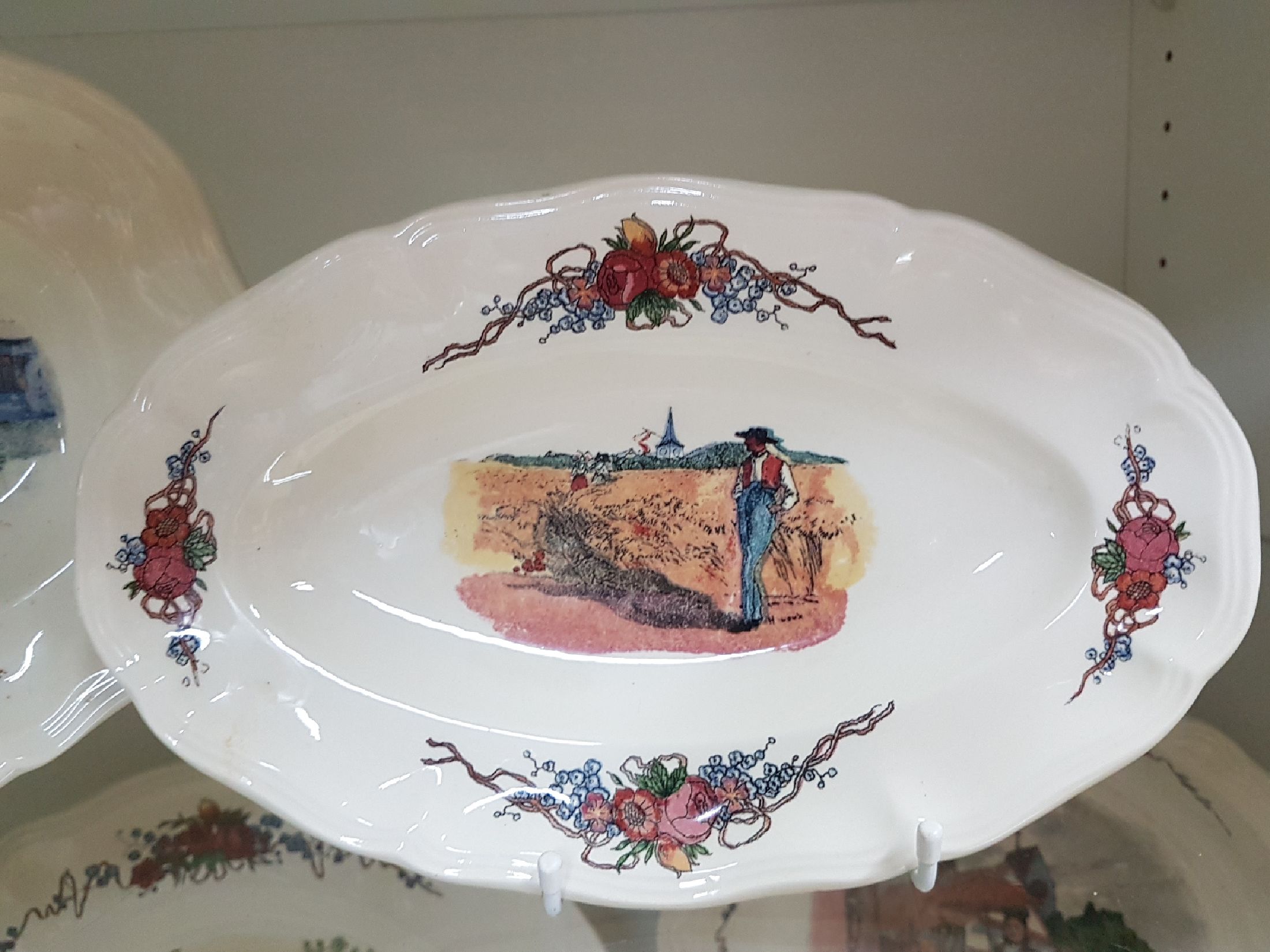 Detail e: Tafelservice, Sarreguemines, France, Modell Obernai, komplett für 6 Personen mit Zubehör, 6 Menueteller, 6 Suppenteller, 6 Dessertteller, 2 kl. ...