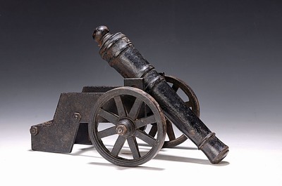 Image 26719942 - Small model cannon with carriage, German, probably around 1900, cast iron, height direction damaged, slightly corroded, signs ofage, approx. 17.5x34x17.5cm