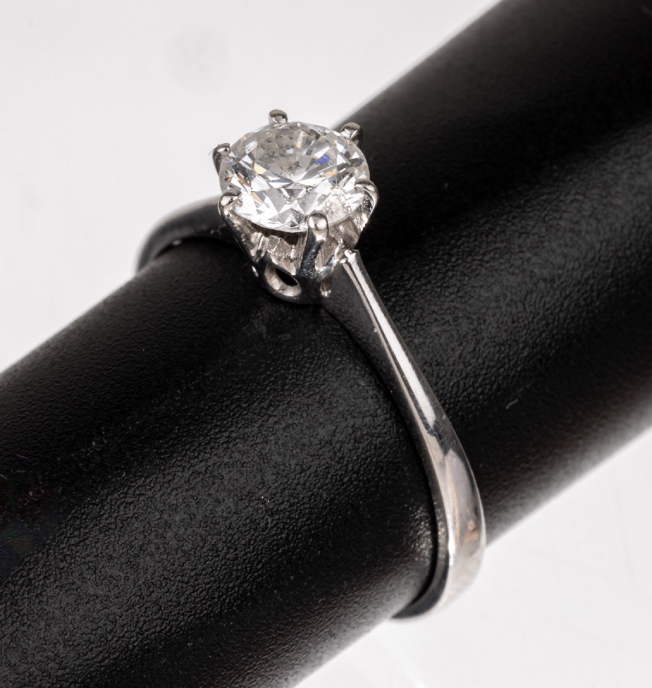 18 kt Gold Brillant-Ring, WG 750/000 gepr.,einzelner Brillant ca. 0.75 ct Weiß/p, RW 57, ca. 2.4 g