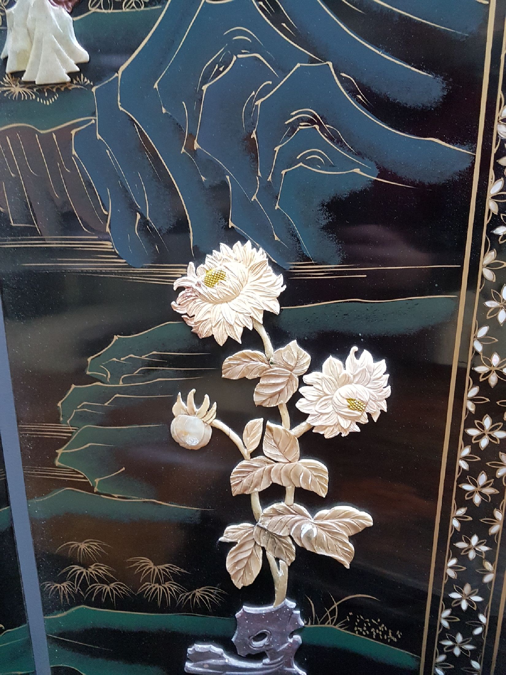 Detail d: Großer Paravent, China, 20.Jh., schwarzer Lack, Goldmalerei und Steineinlegearbeiten im Relief, Landschaftsausschnitt mit Vögeln und blühender ...