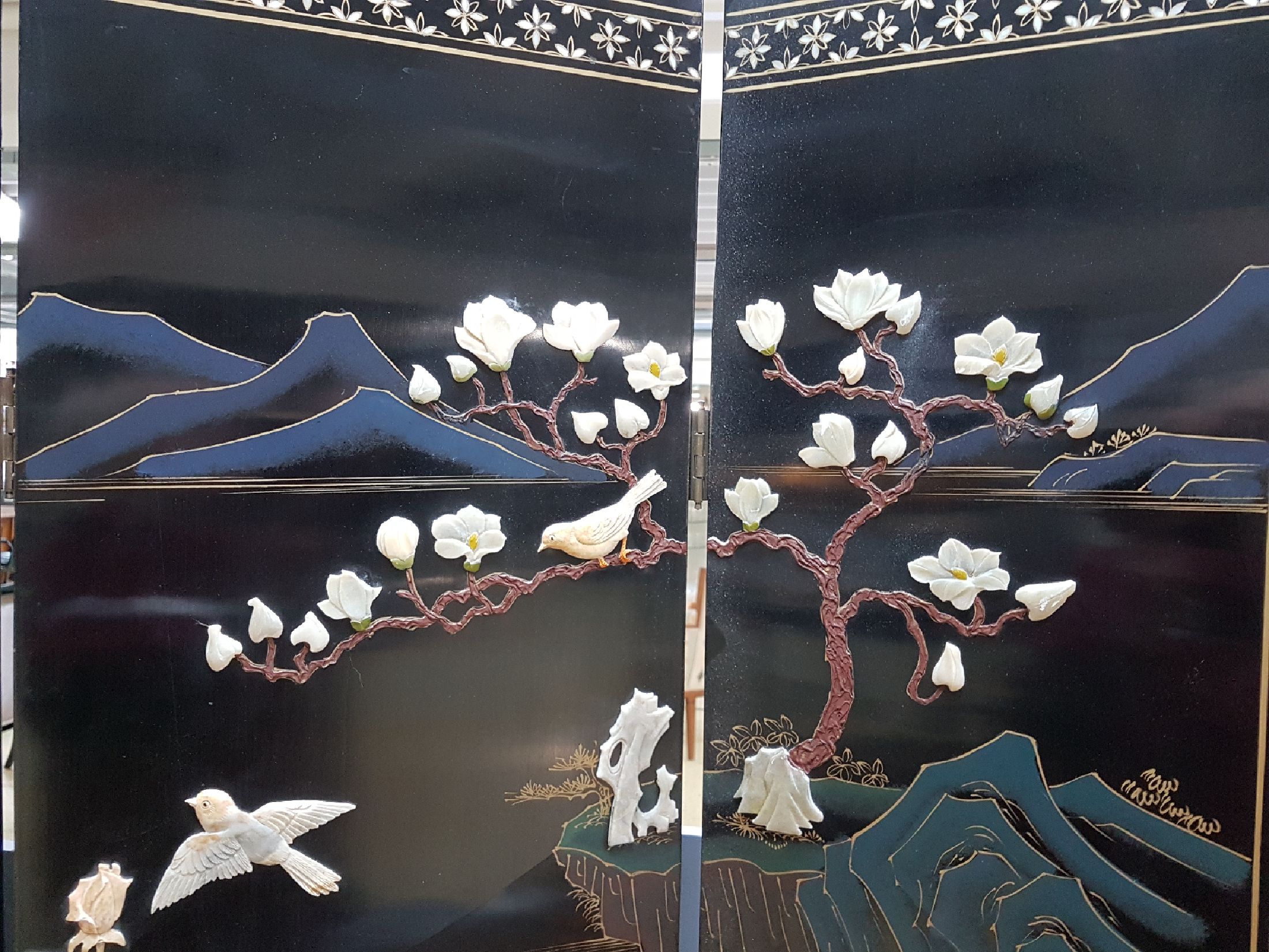 Detail e: Großer Paravent, China, 20.Jh., schwarzer Lack, Goldmalerei und Steineinlegearbeiten im Relief, Landschaftsausschnitt mit Vögeln und blühender ...