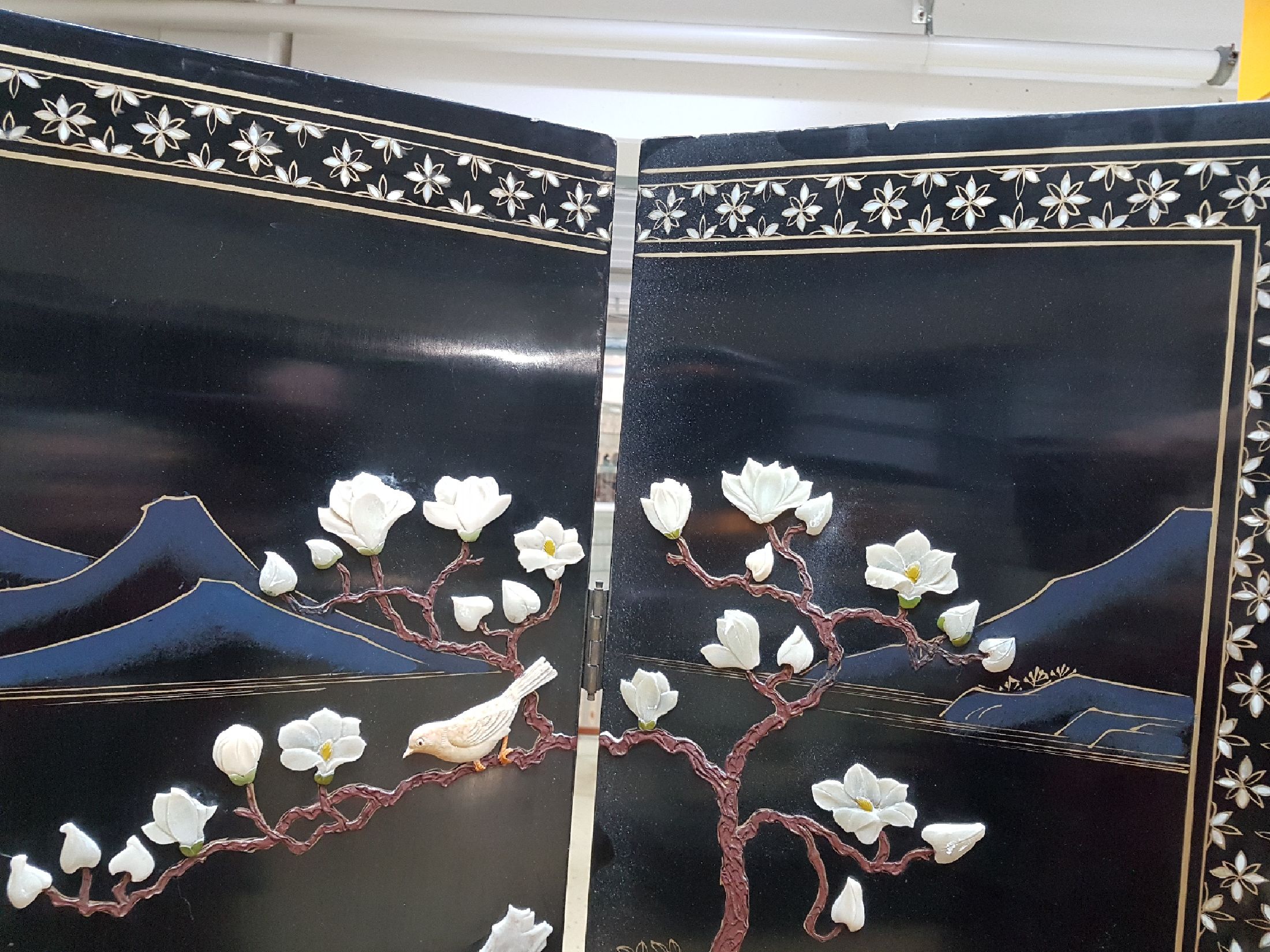 Detail f: Großer Paravent, China, 20.Jh., schwarzer Lack, Goldmalerei und Steineinlegearbeiten im Relief, Landschaftsausschnitt mit Vögeln und blühender ...