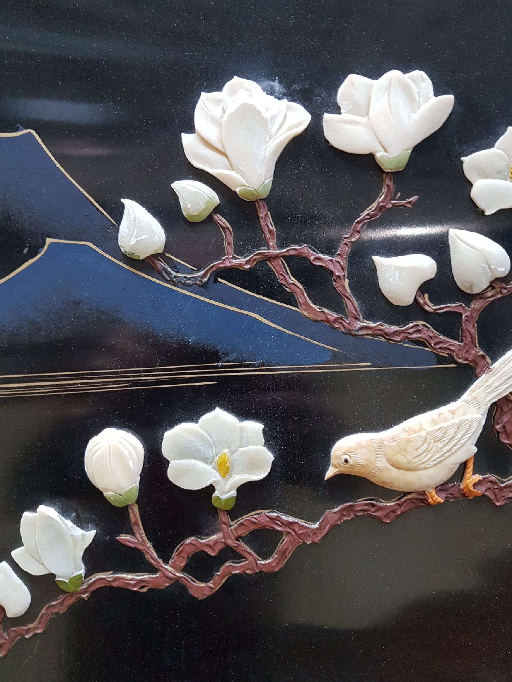 Detail g: Großer Paravent, China, 20.Jh., schwarzer Lack, Goldmalerei und Steineinlegearbeiten im Relief, Landschaftsausschnitt mit Vögeln und blühender ...