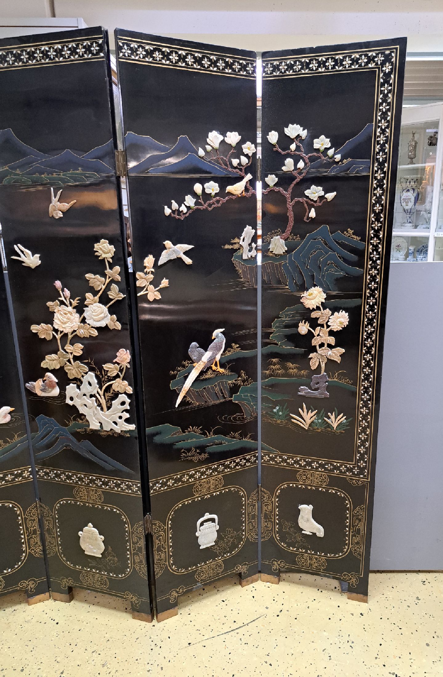 Detail i: Großer Paravent, China, 20.Jh., schwarzer Lack, Goldmalerei und Steineinlegearbeiten im Relief, Landschaftsausschnitt mit Vögeln und blühender ...
