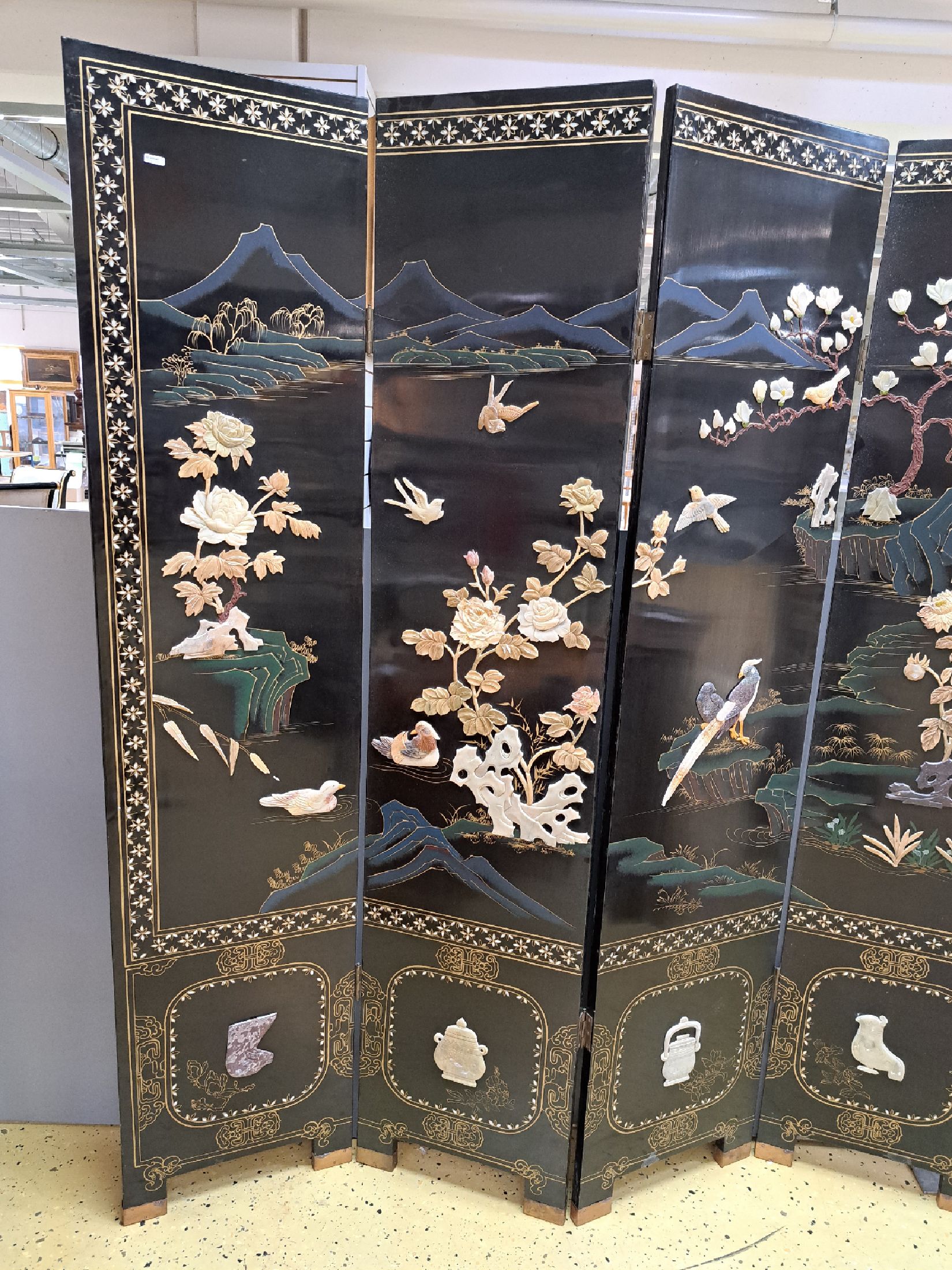 Detail j: Großer Paravent, China, 20.Jh., schwarzer Lack, Goldmalerei und Steineinlegearbeiten im Relief, Landschaftsausschnitt mit Vögeln und blühender ...