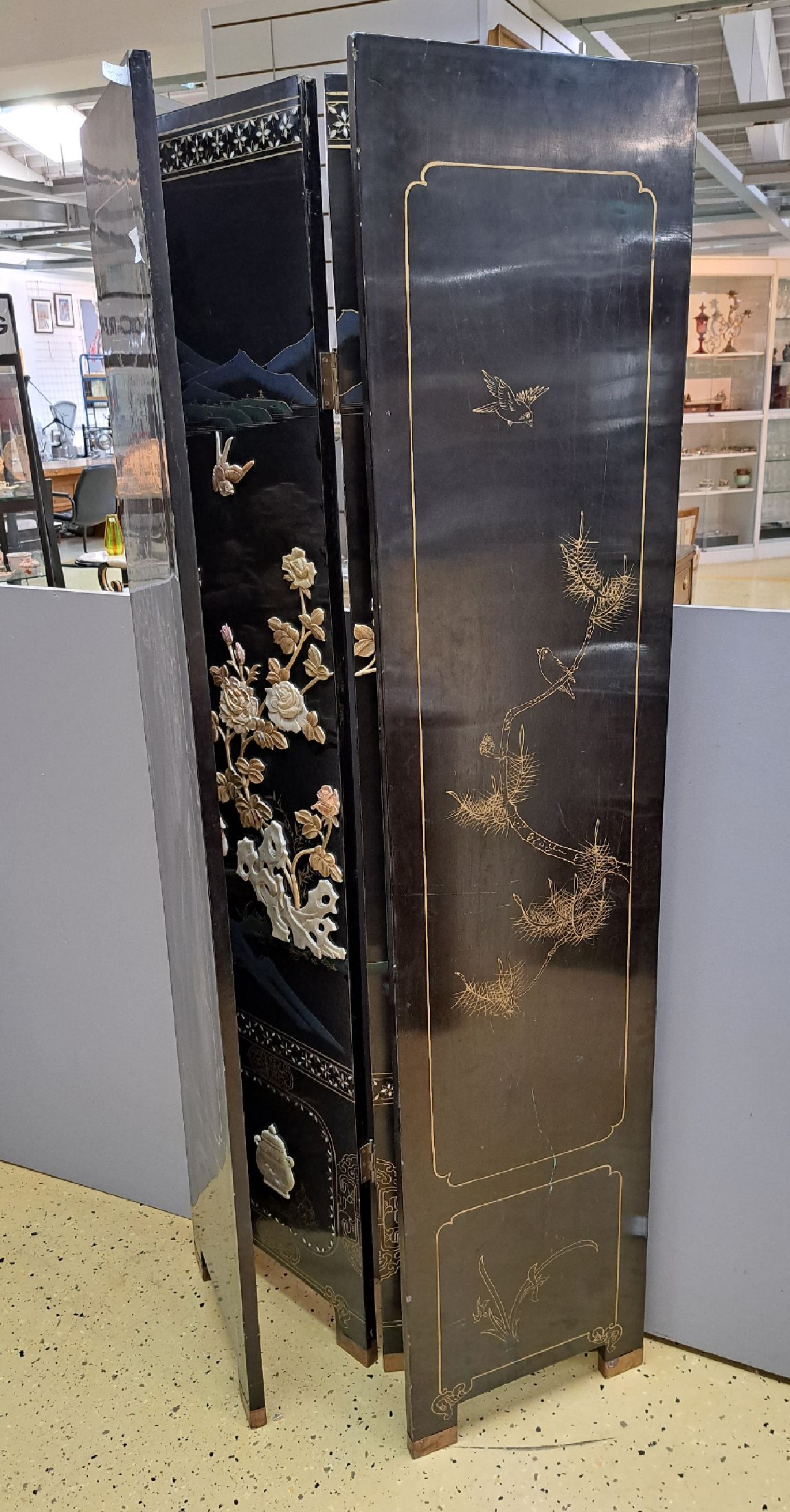 Detail k: Großer Paravent, China, 20.Jh., schwarzer Lack, Goldmalerei und Steineinlegearbeiten im Relief, Landschaftsausschnitt mit Vögeln und blühender ...