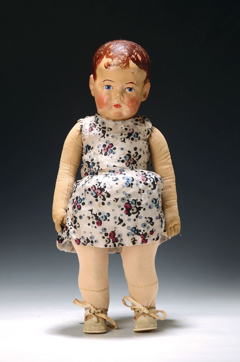 Puppe I, Käthe Kruse, um 1910-1940, drei Kopfnähte, aufgemalte blaue Augen, gestopfter Nesselkörper, Kopf fest am Hals vernäht, abgenähte ...