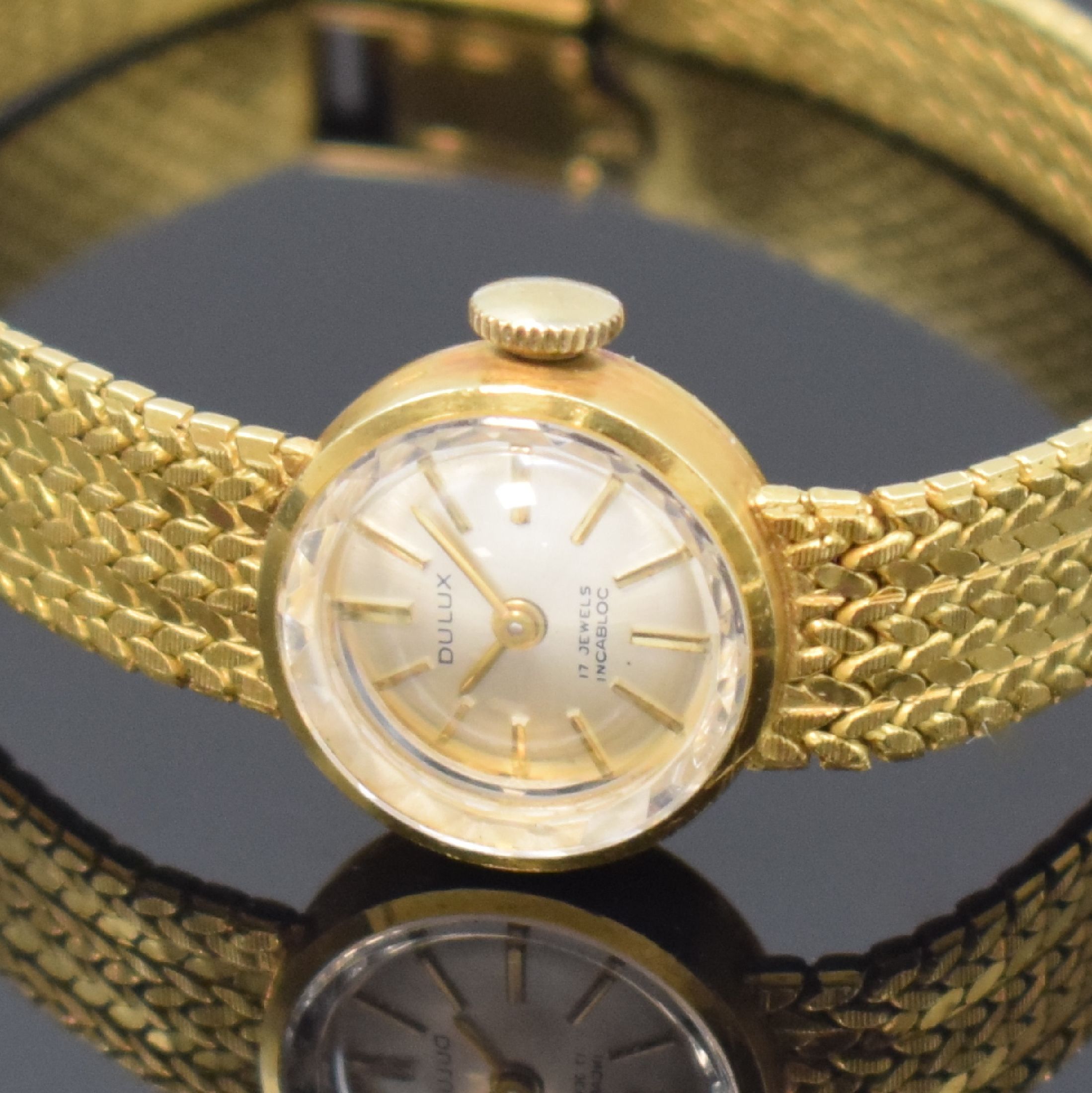 Detail a: DULUX Damenarmbanduhr in GG 750/000, Schweiz um 1970, Handaufzug, Geh. an Goldband in 750/000, Boden gedr., silb. Zifferbl. m. gold. Std.-Ind. u. ...