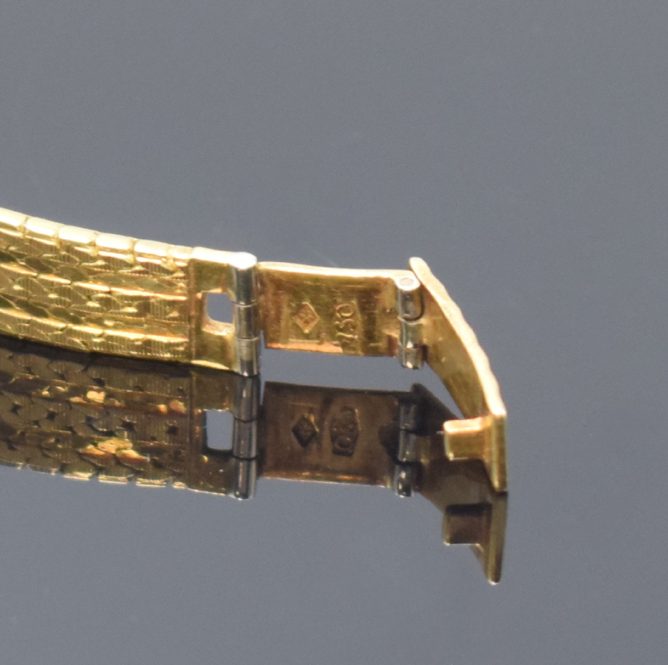 Detail b: DULUX Damenarmbanduhr in GG 750/000, Schweiz um 1970, Handaufzug, Geh. an Goldband in 750/000, Boden gedr., silb. Zifferbl. m. gold. Std.-Ind. u. ...