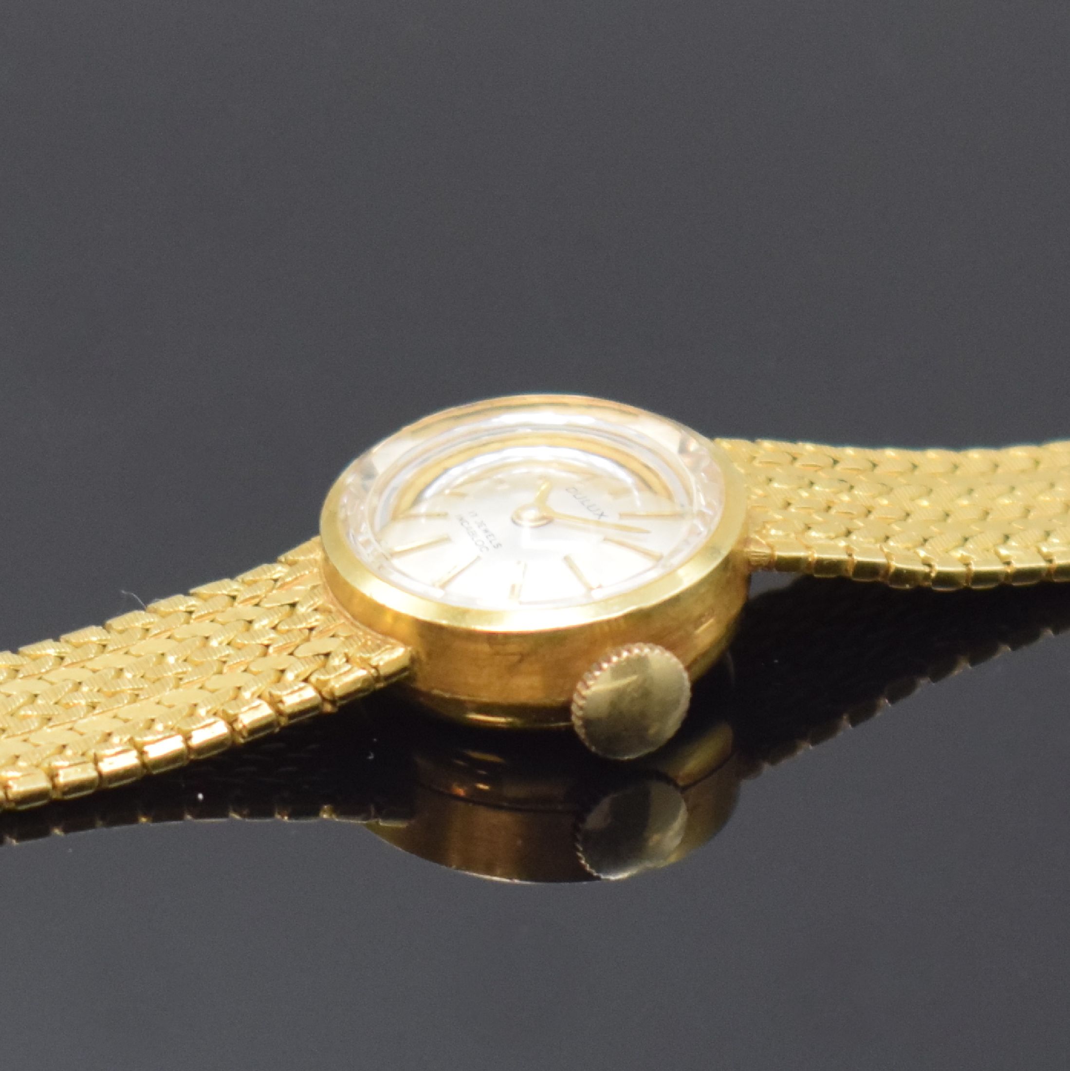 Detail c: DULUX Damenarmbanduhr in GG 750/000, Schweiz um 1970, Handaufzug, Geh. an Goldband in 750/000, Boden gedr., silb. Zifferbl. m. gold. Std.-Ind. u. ...