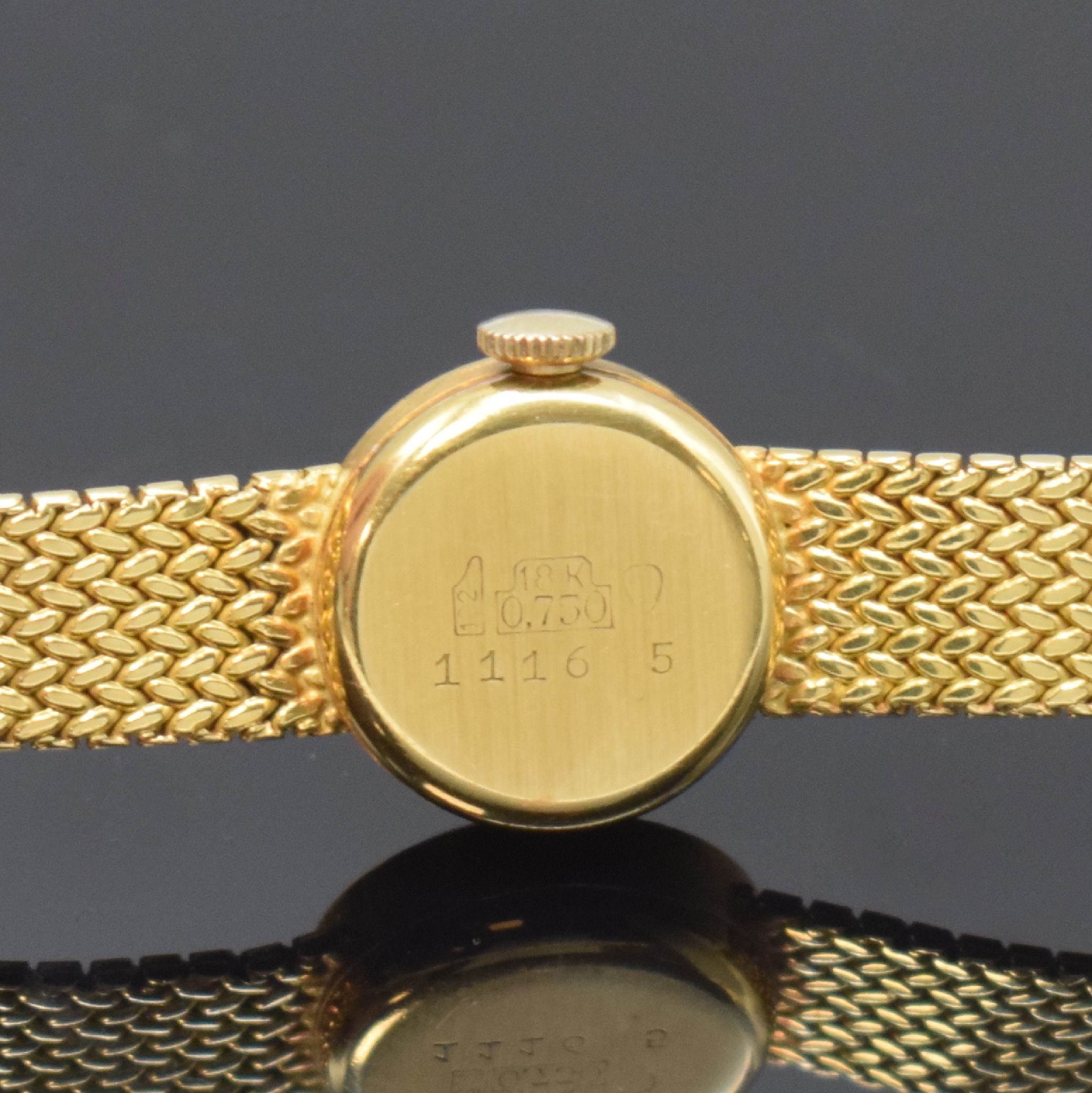 Detail d: DULUX Damenarmbanduhr in GG 750/000, Schweiz um 1970, Handaufzug, Geh. an Goldband in 750/000, Boden gedr., silb. Zifferbl. m. gold. Std.-Ind. u. ...